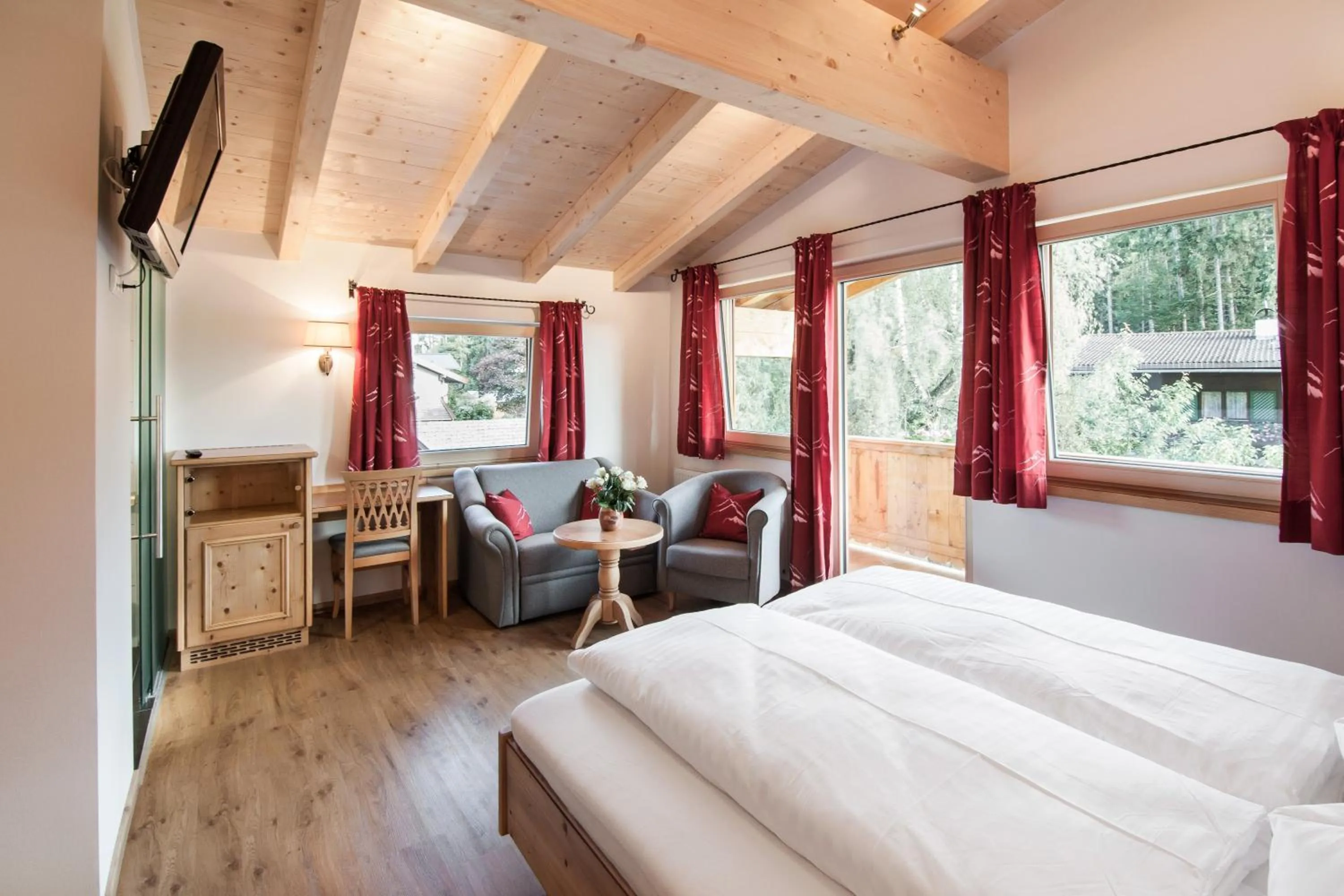 Bedroom, Bed in Landhotel Föhrenhof Ellmau