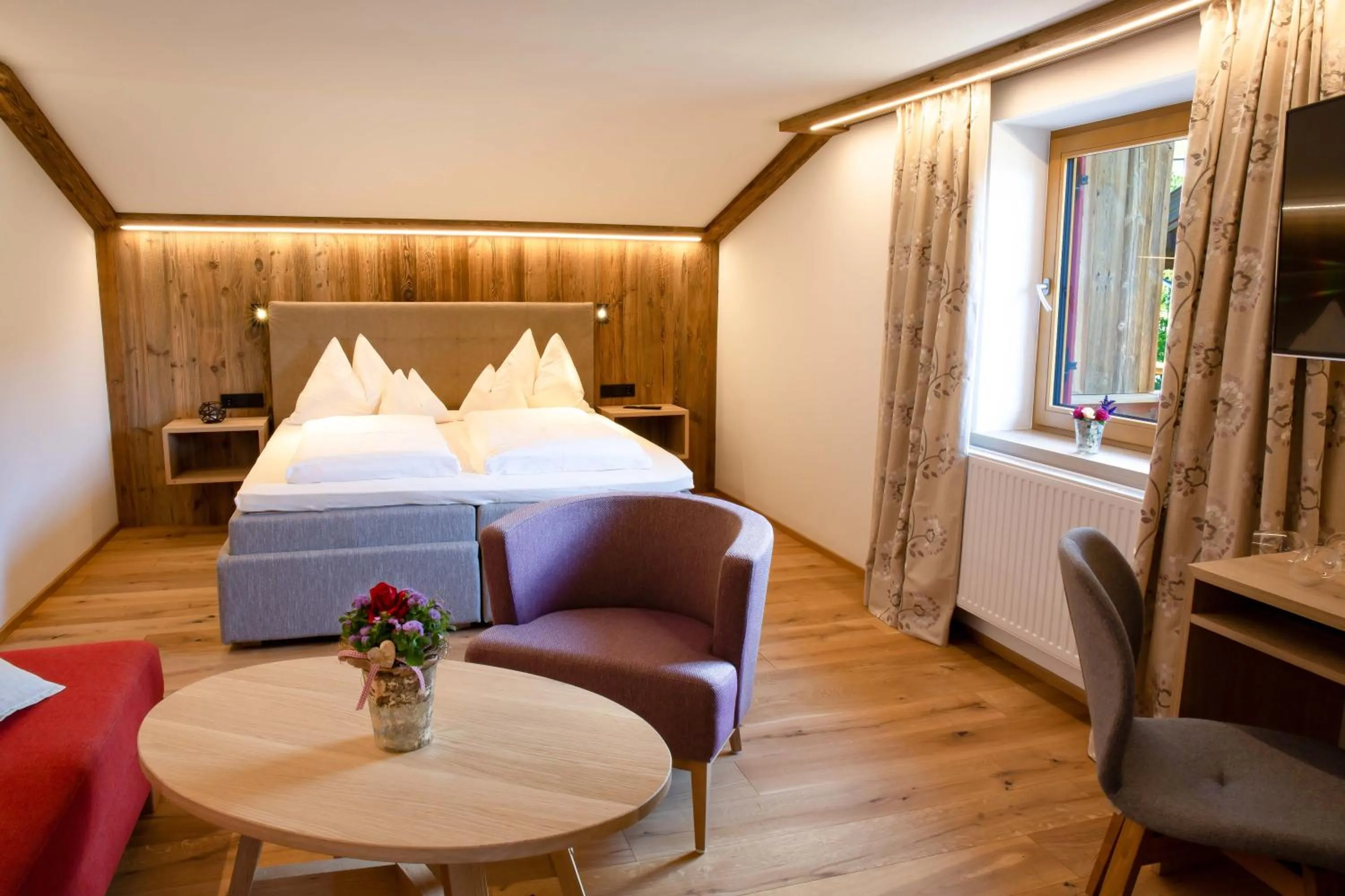 Bedroom, Bed in Landhotel Föhrenhof Ellmau