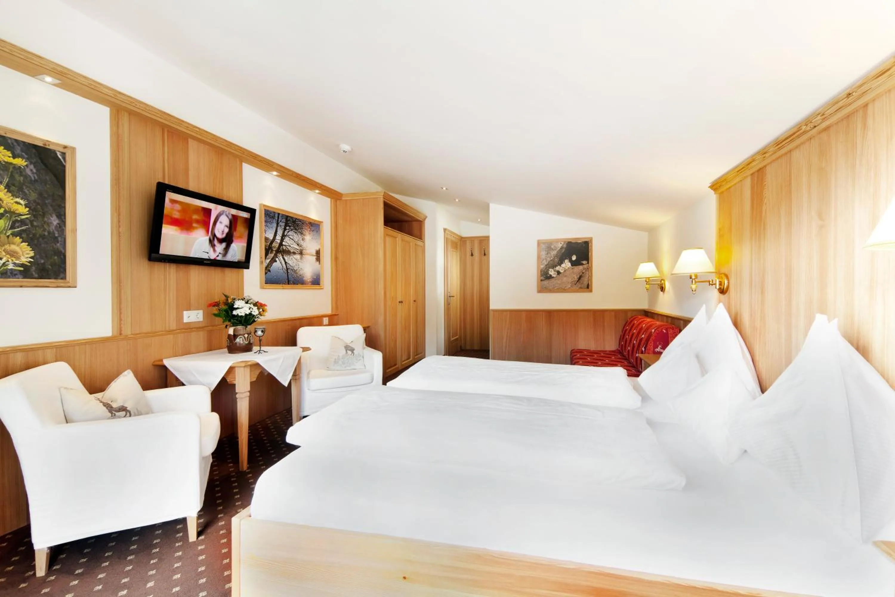 Photo of the whole room, Bed in Landhotel Föhrenhof Ellmau