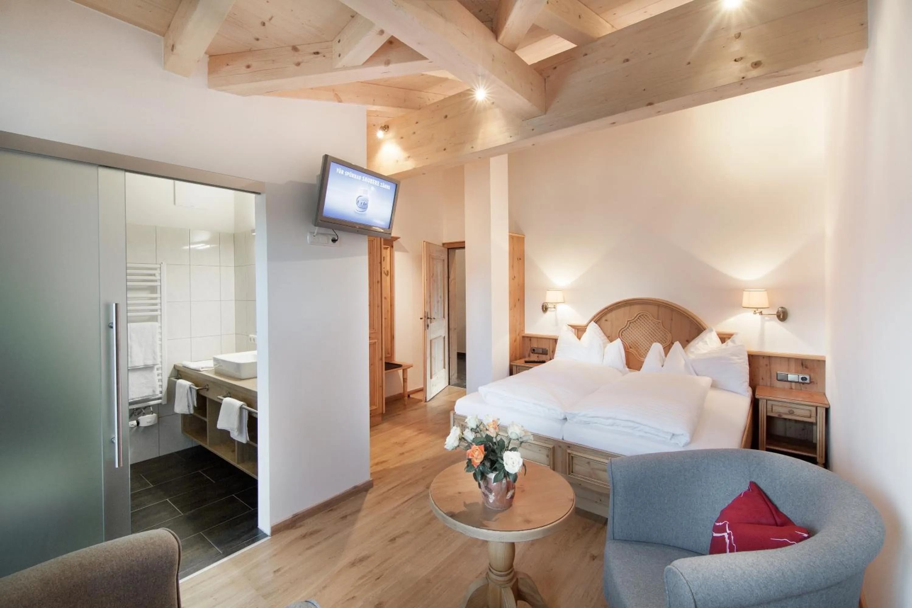 Bedroom, Bed in Landhotel Föhrenhof Ellmau