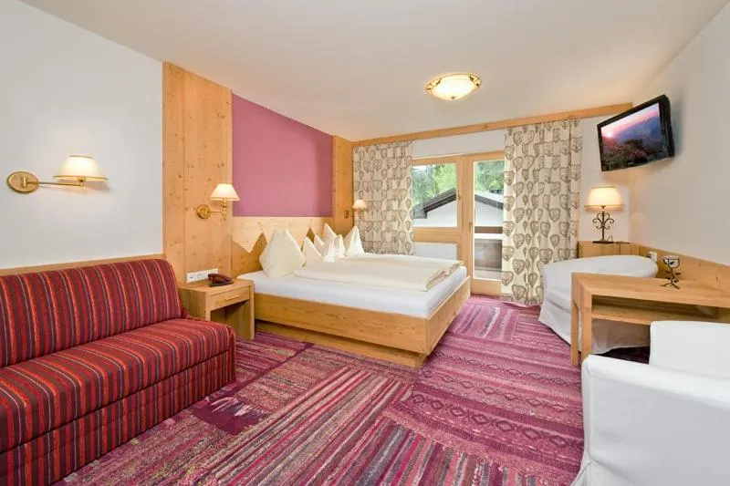 Photo of the whole room, Bed in Landhotel Föhrenhof Ellmau