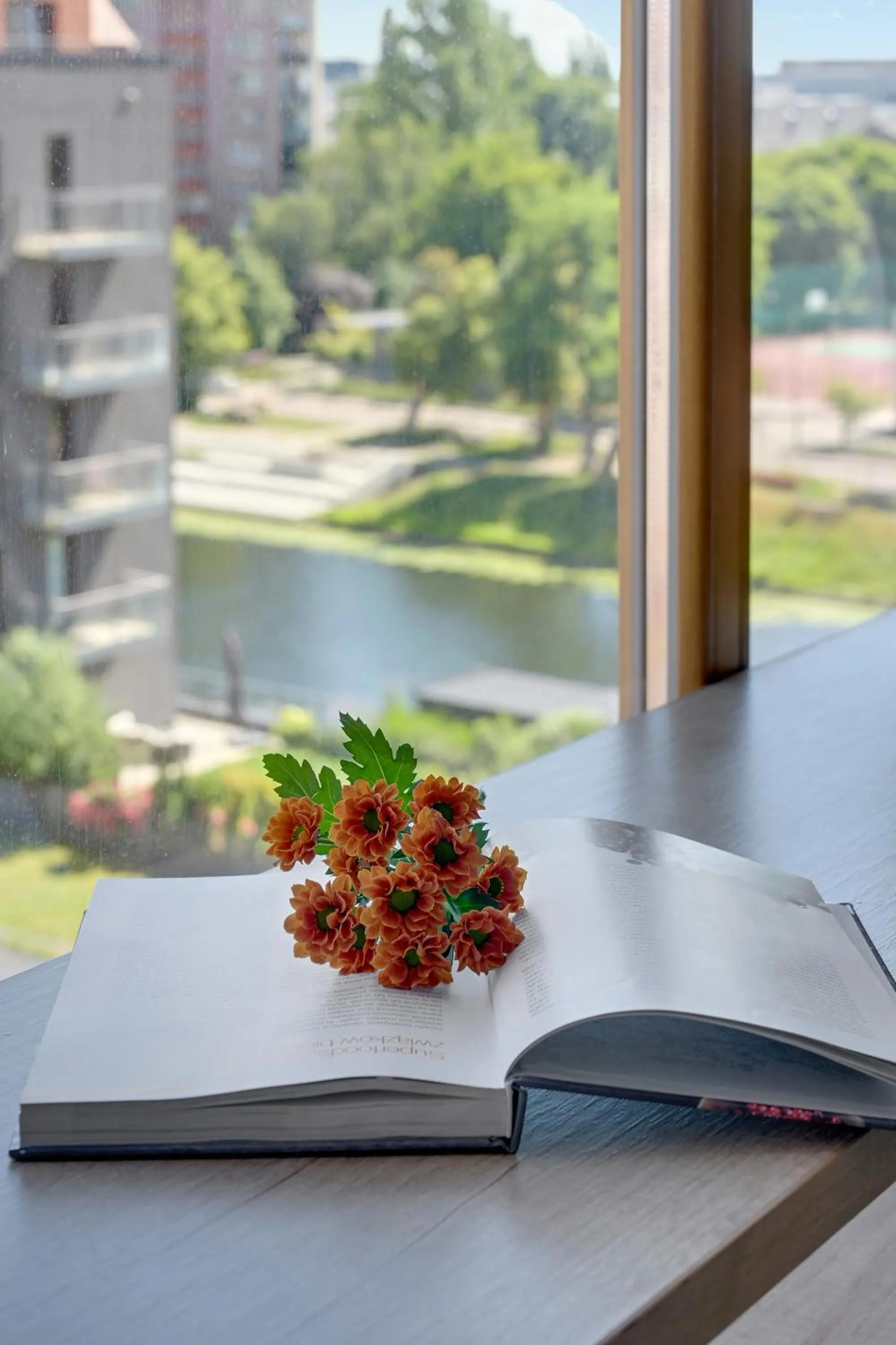 Spring in Aura - Riverside & Parking by Downtown Apartments