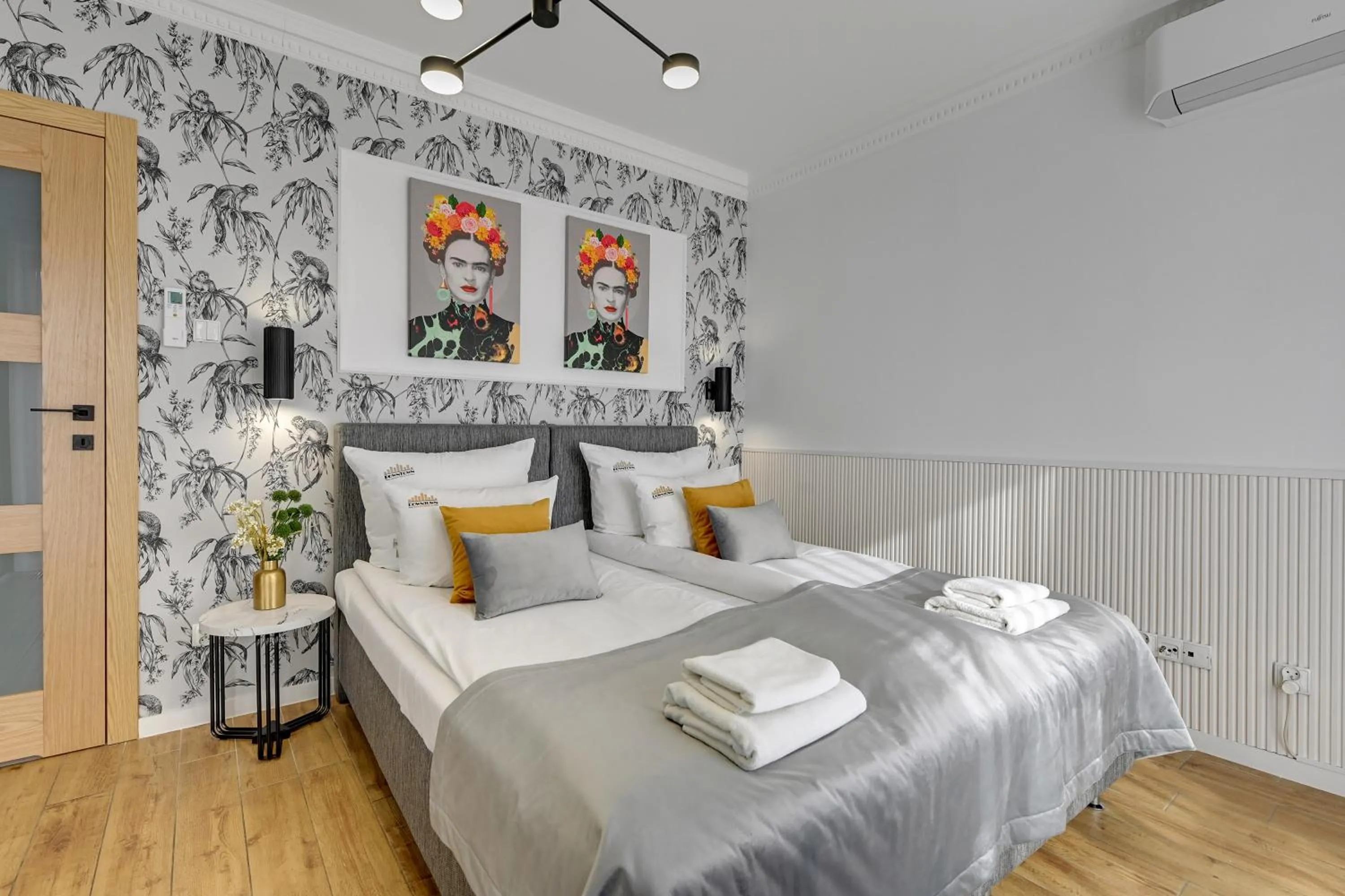 Bed in Aura - Riverside & Parking by Downtown Apartments