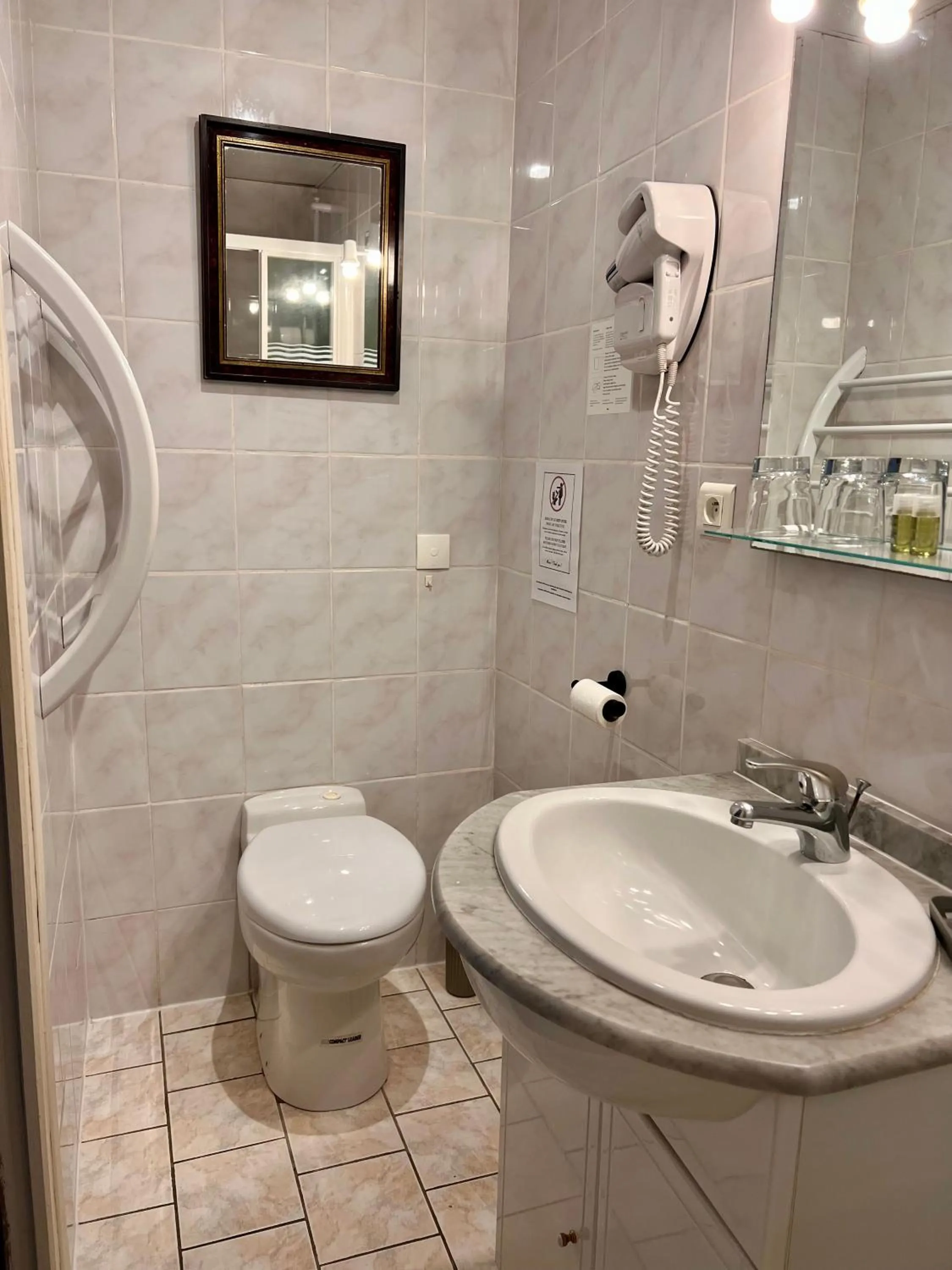 Bathroom in Hotel Le Ponteil