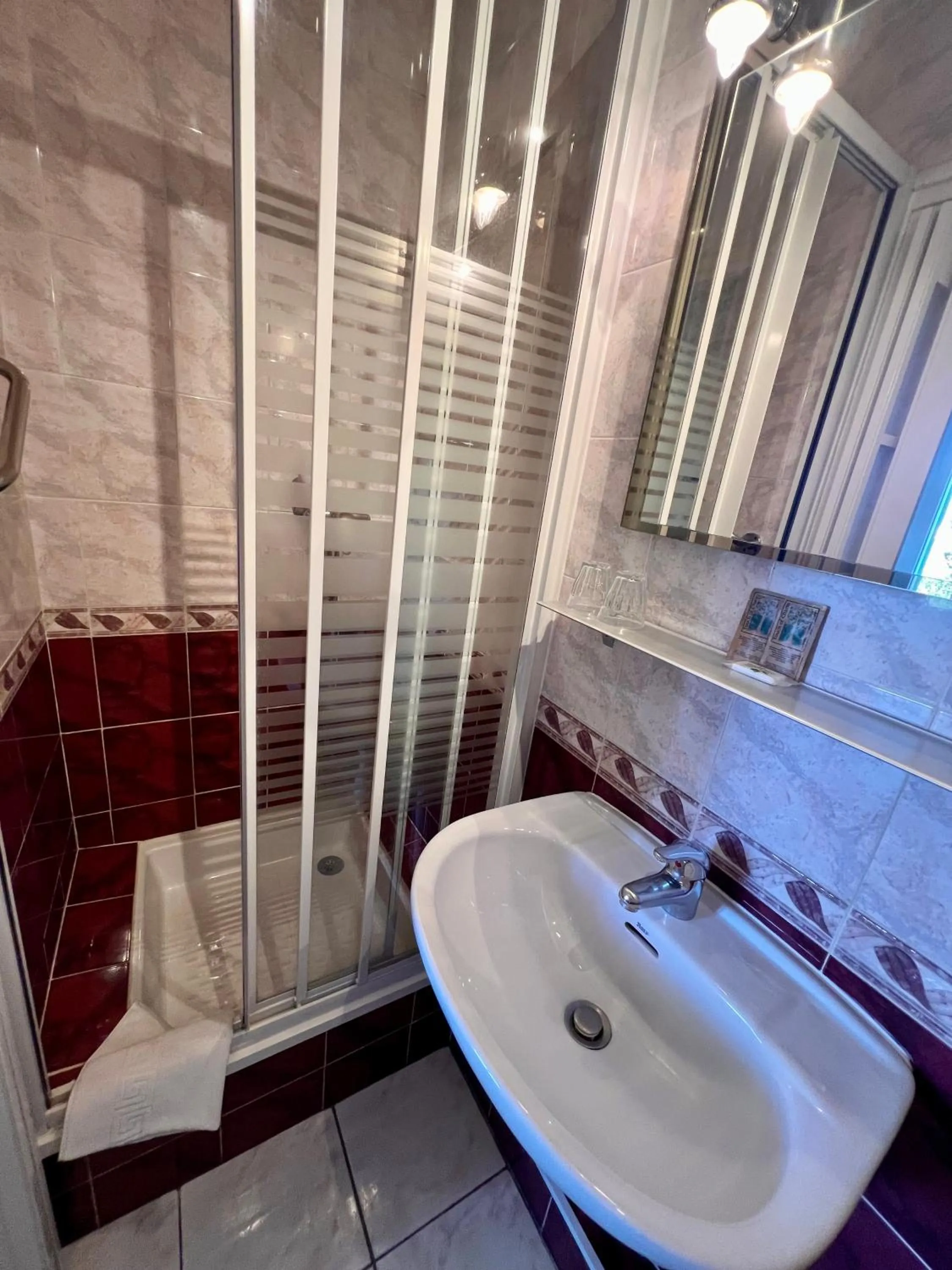 Shower in Hotel Le Ponteil