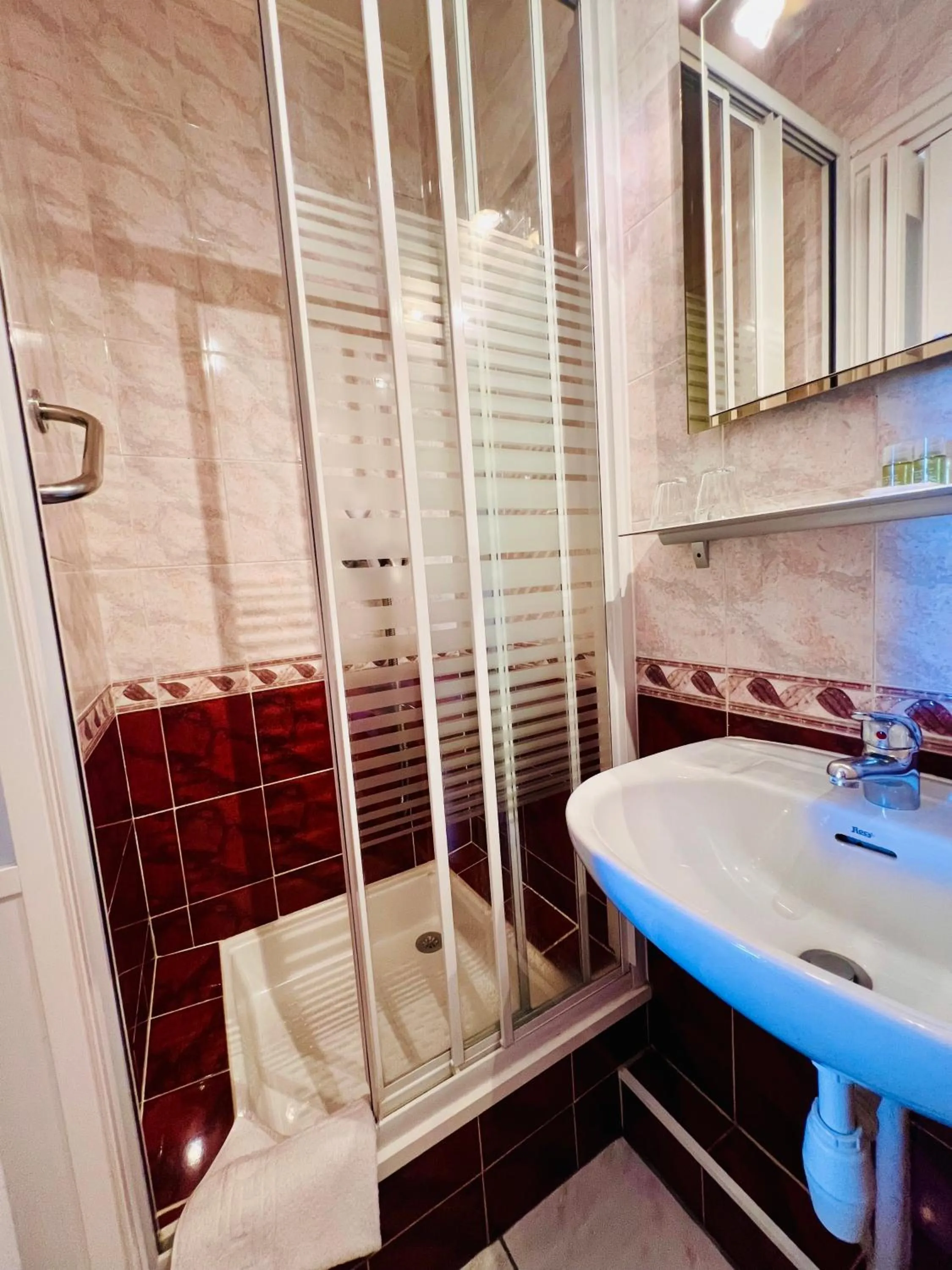 Shower in Hotel Le Ponteil