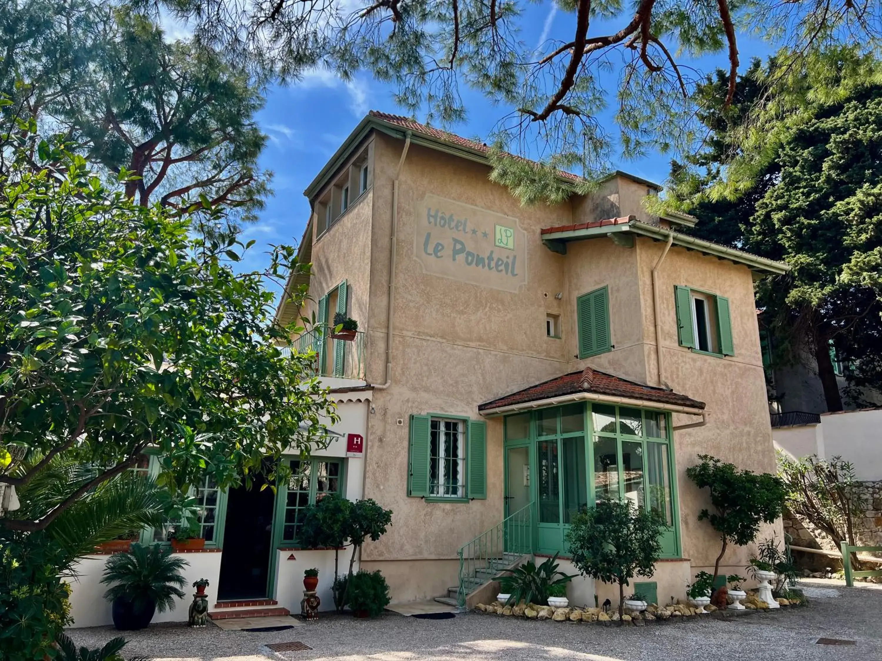 Facade/entrance in Hotel Le Ponteil Facade/entrance in Hotel Le Ponteil
