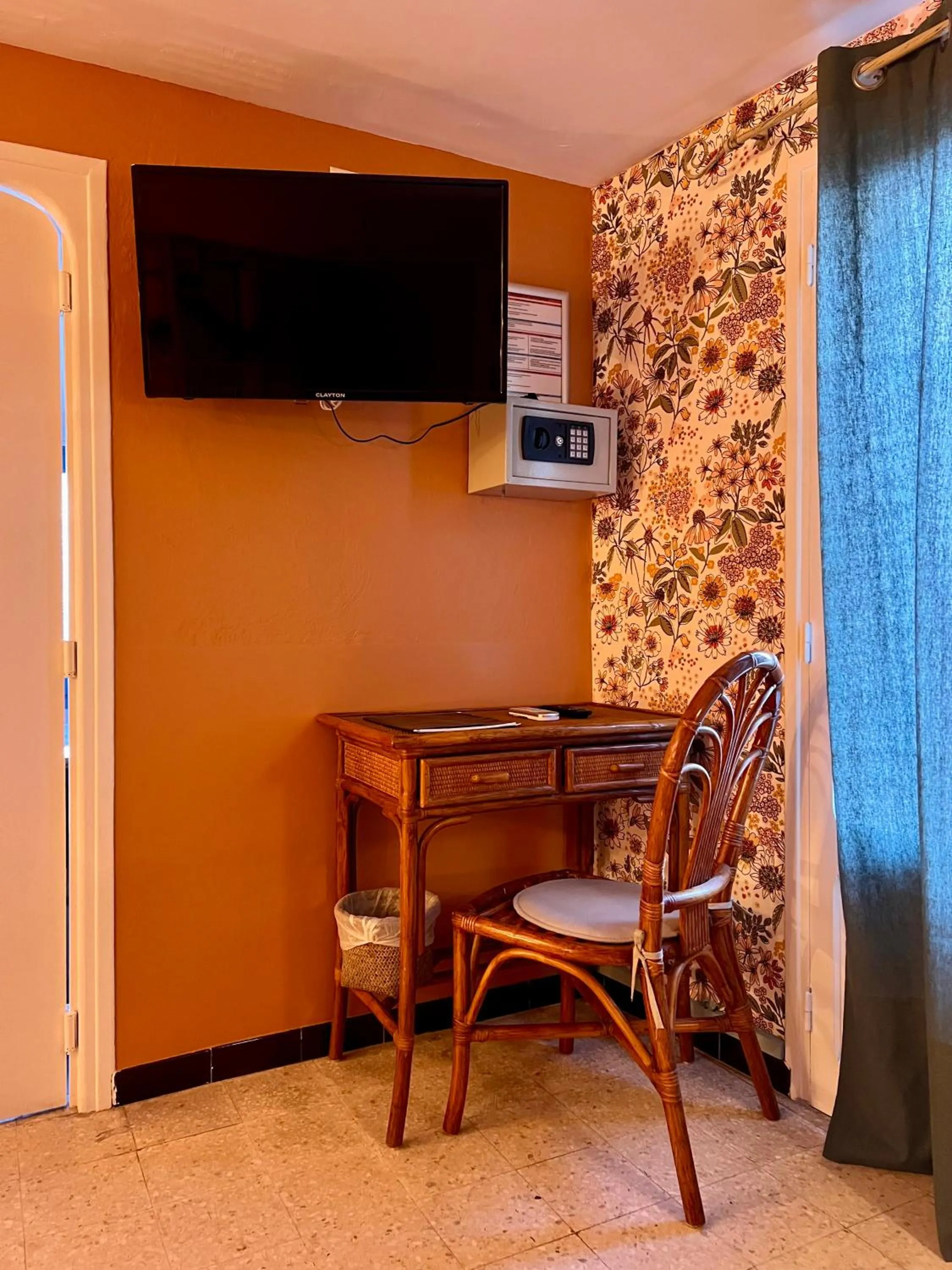 Seating area in Hotel Le Ponteil