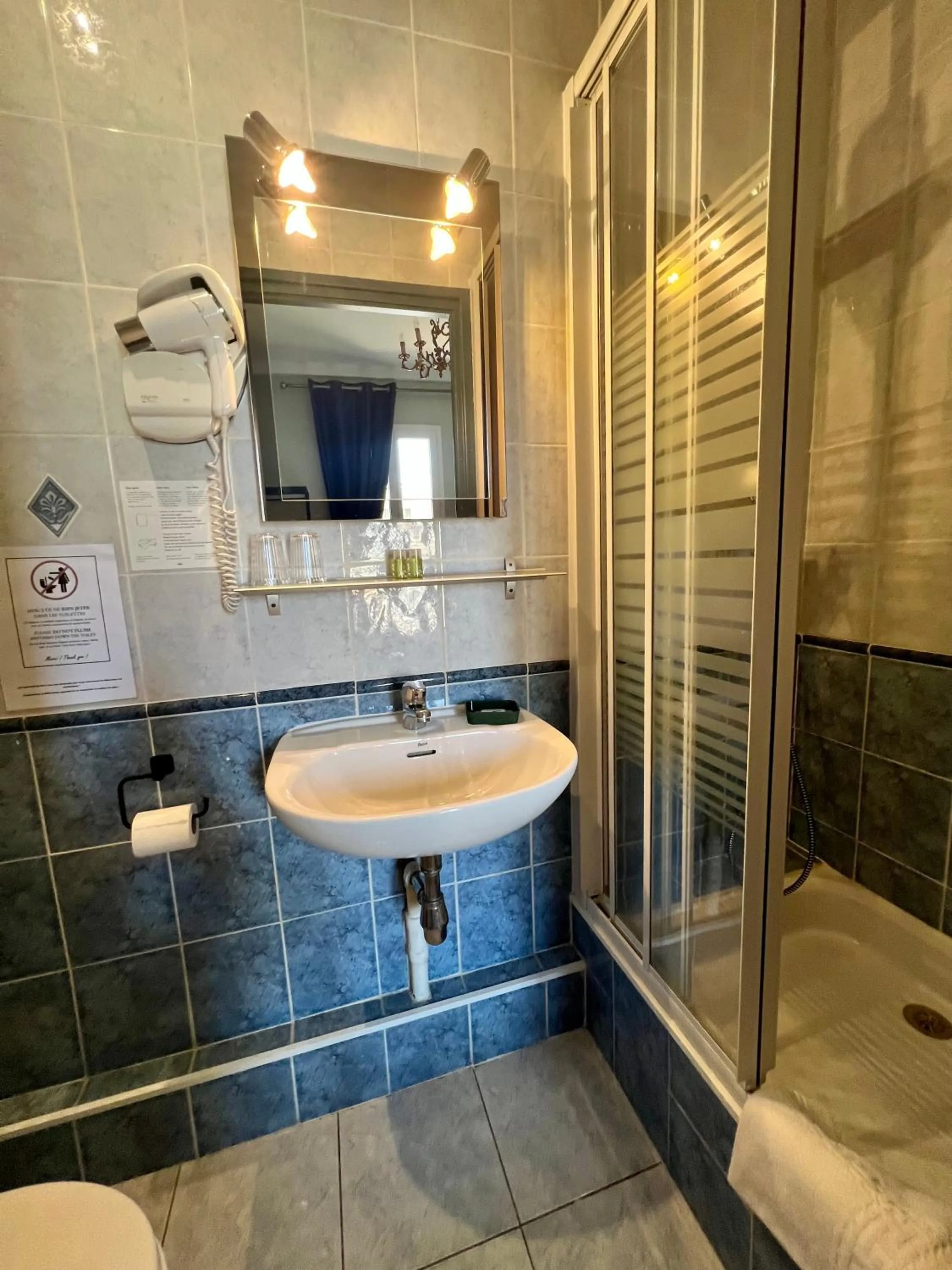 Shower in Hotel Le Ponteil