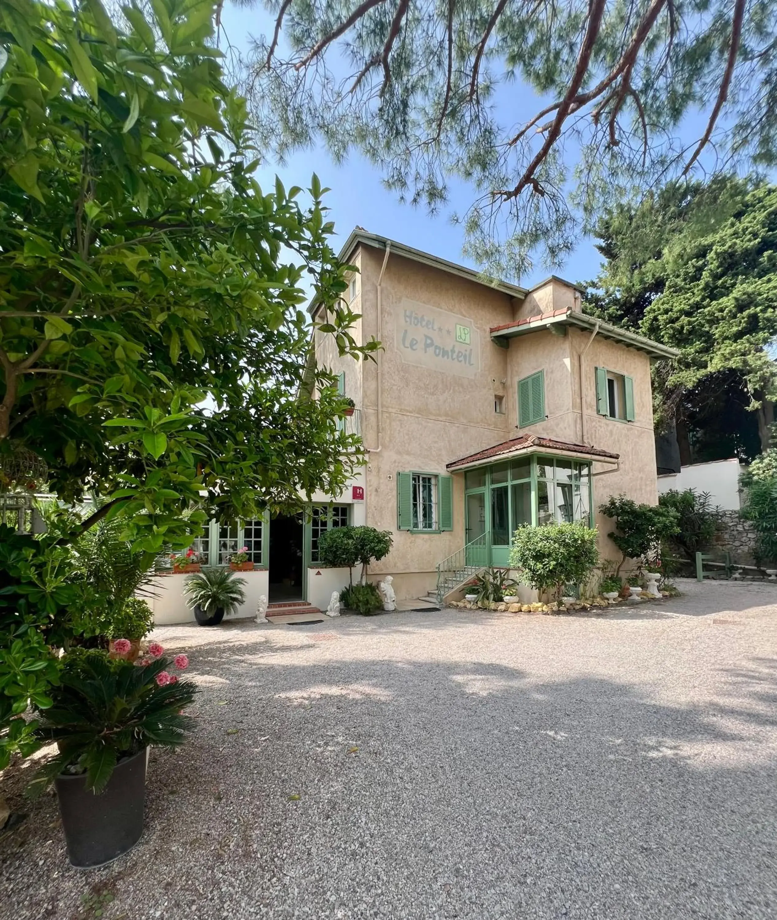 Property building in Hotel Le Ponteil Property building in Hotel Le Ponteil