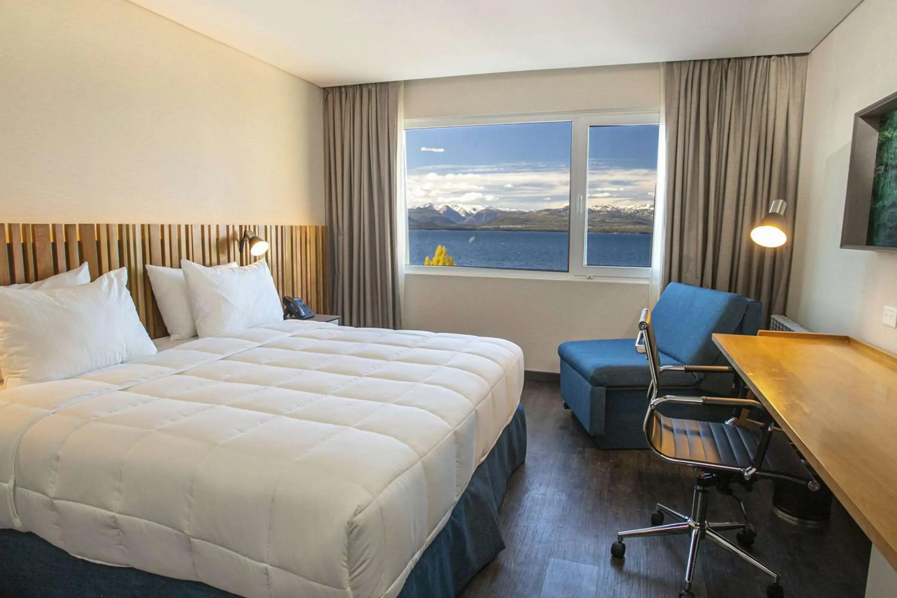 Bedroom, Bed in Hampton By Hilton Bariloche Bedroom, Bed in Hampton By Hilton Bariloche
