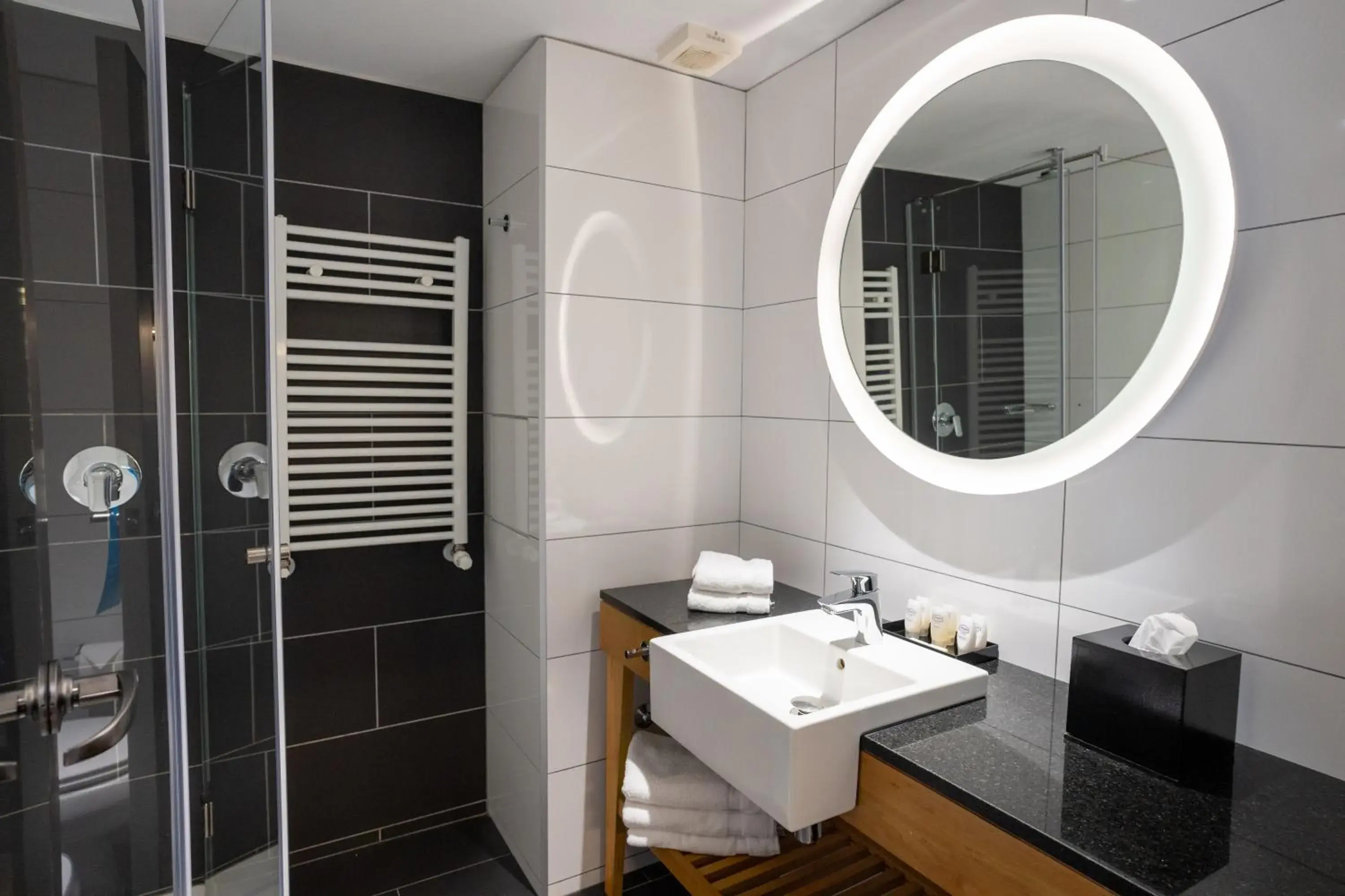 King Bed with City View in Hampton By Hilton Bariloche King Bed with City View in Hampton By Hilton Bariloche