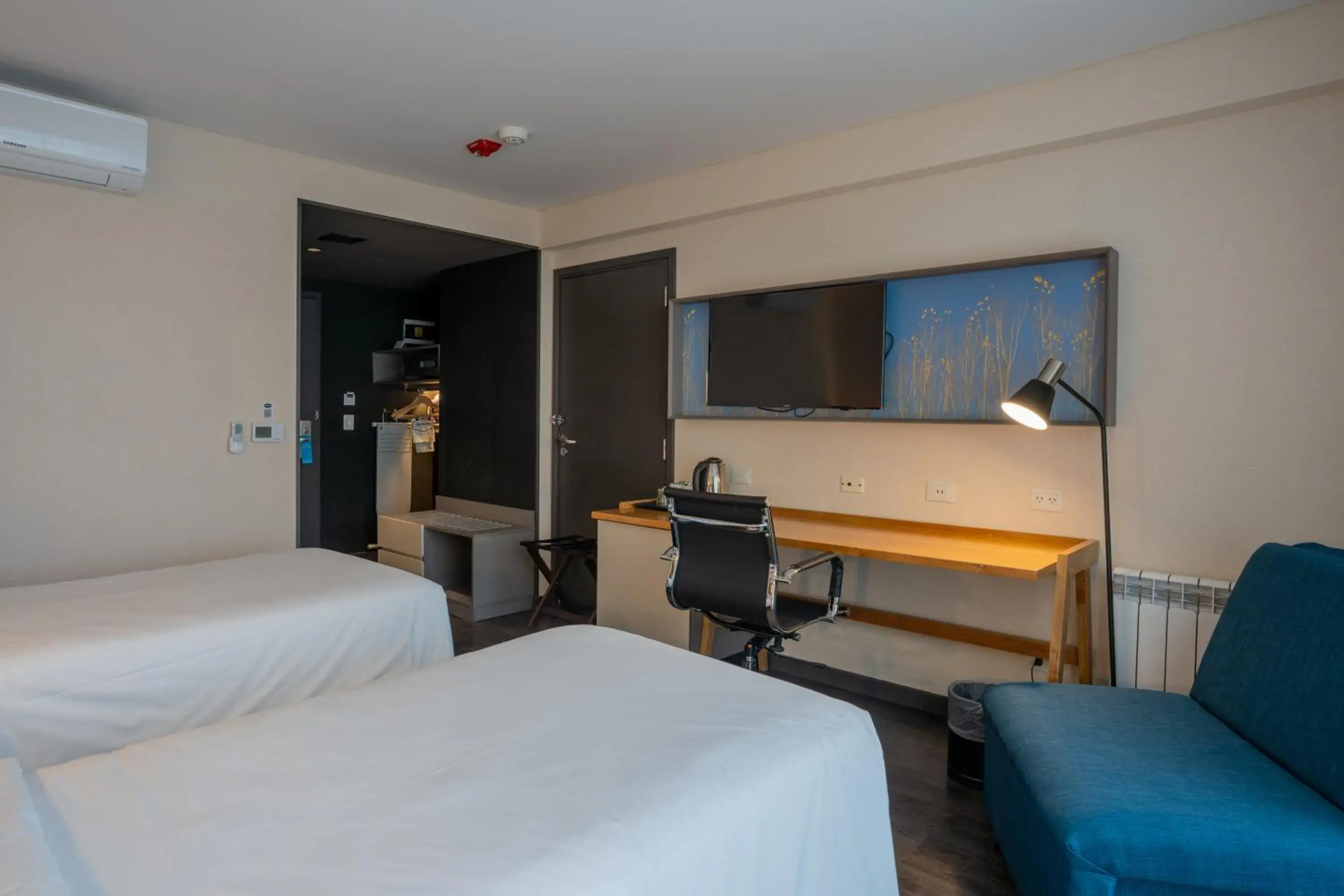 Standard Room - Lake View - Two Twin Beds in Hampton By Hilton Bariloche Standard Room - Lake View - Two Twin Beds in Hampton By Hilton Bariloche