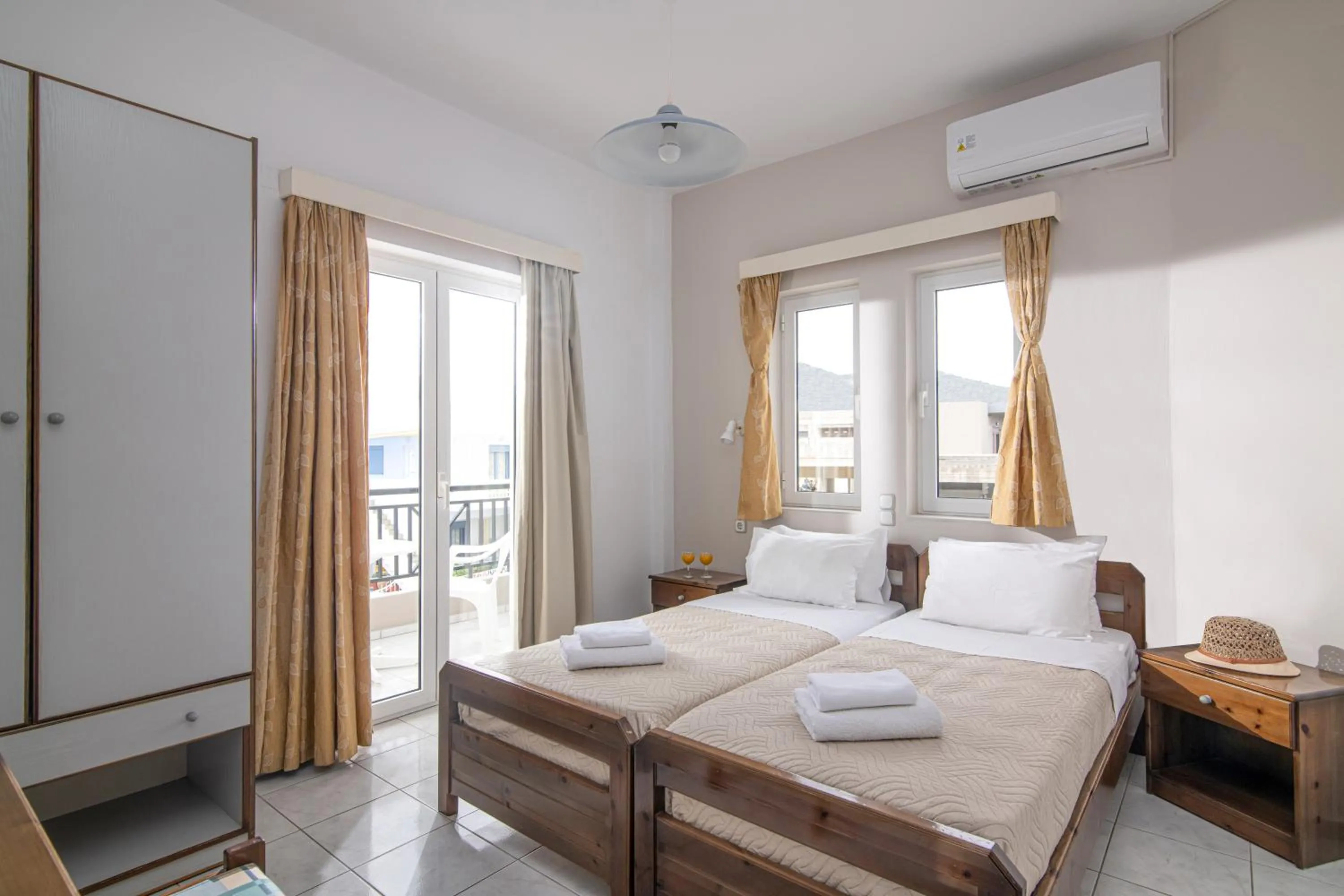 Bed in Litsa Mare Apartments