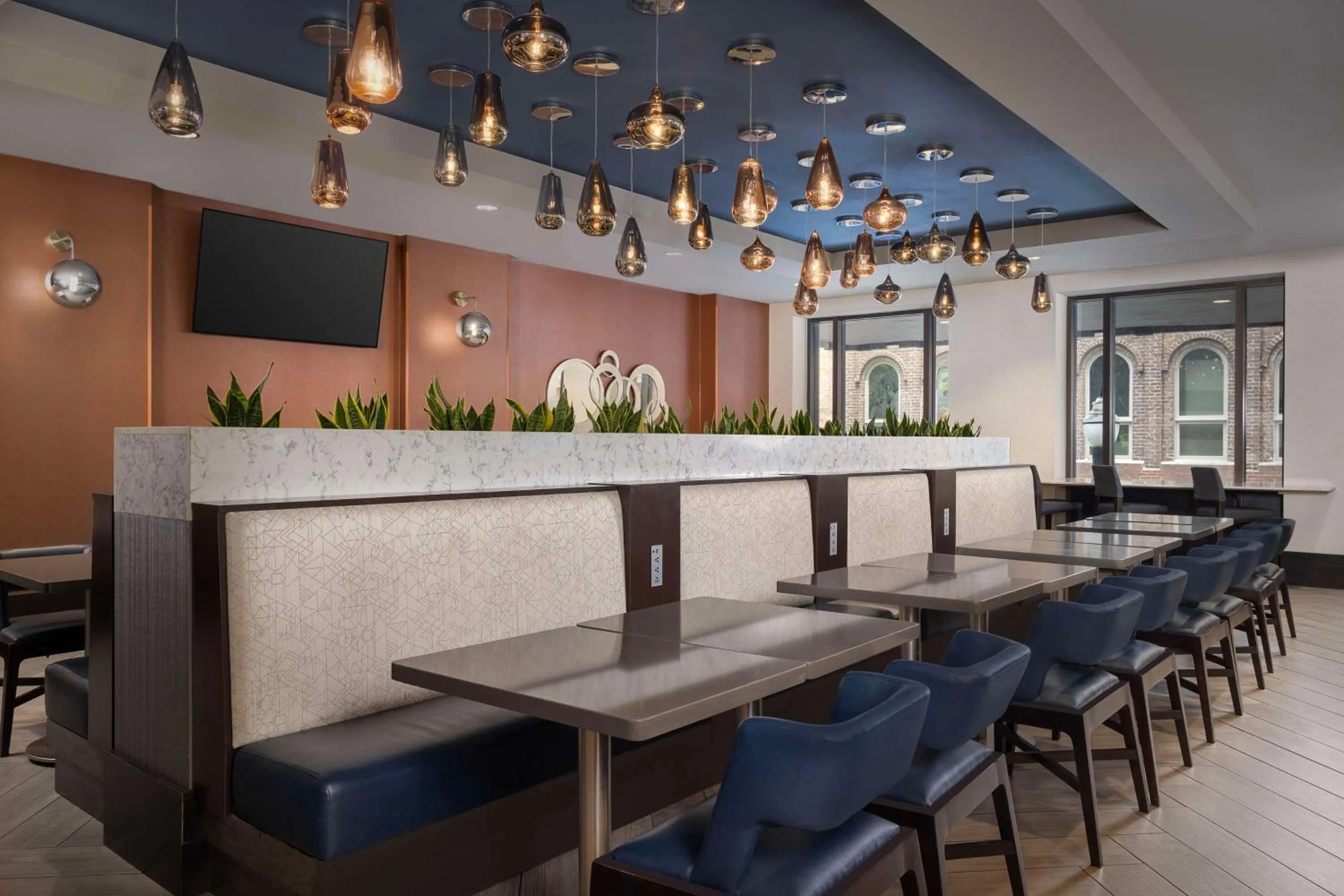 Restaurant/places to eat in Embassy Suites By Hilton Knoxville Downtown