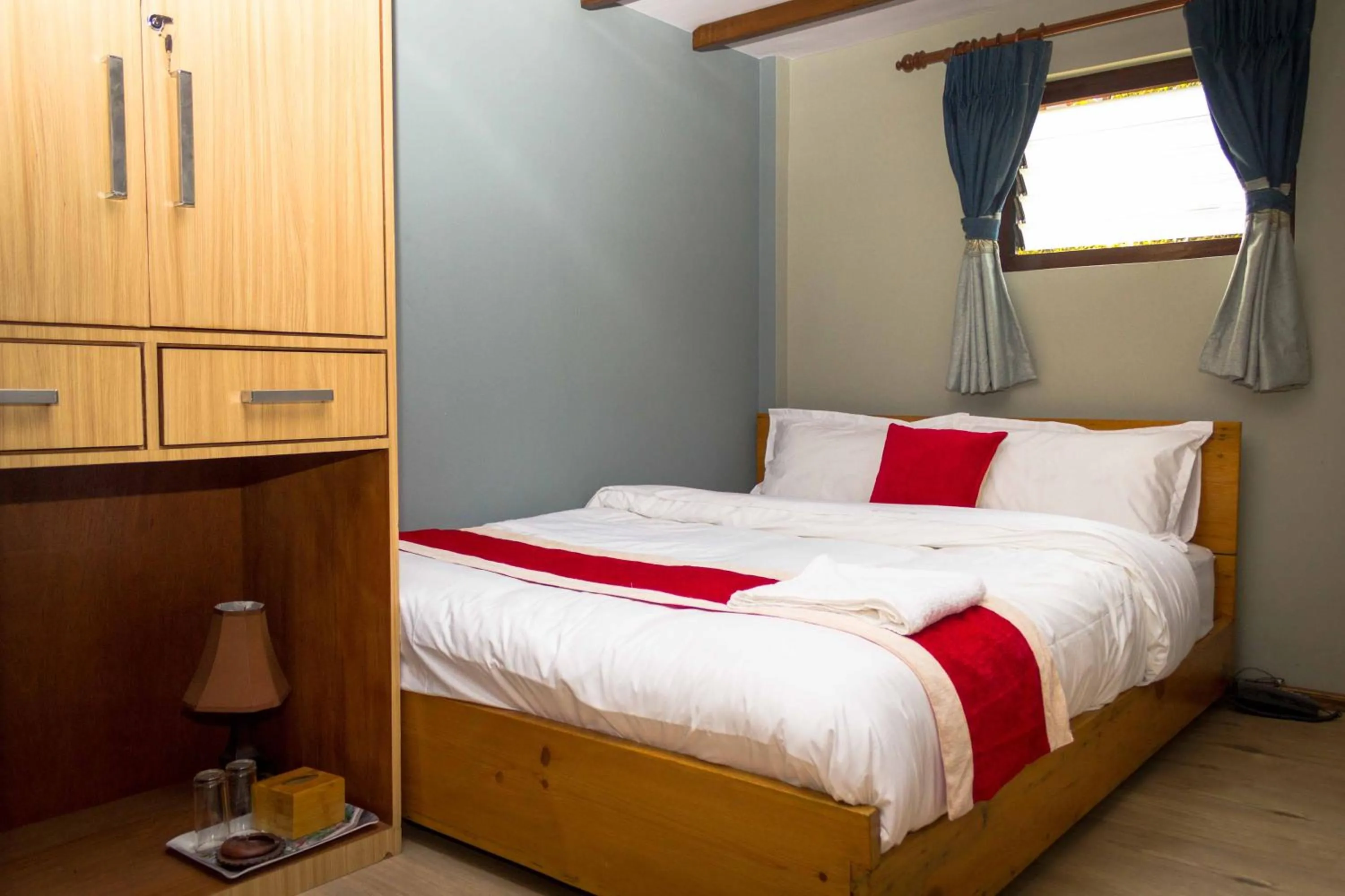 Shower, Bed in Inn Sangrahalaya