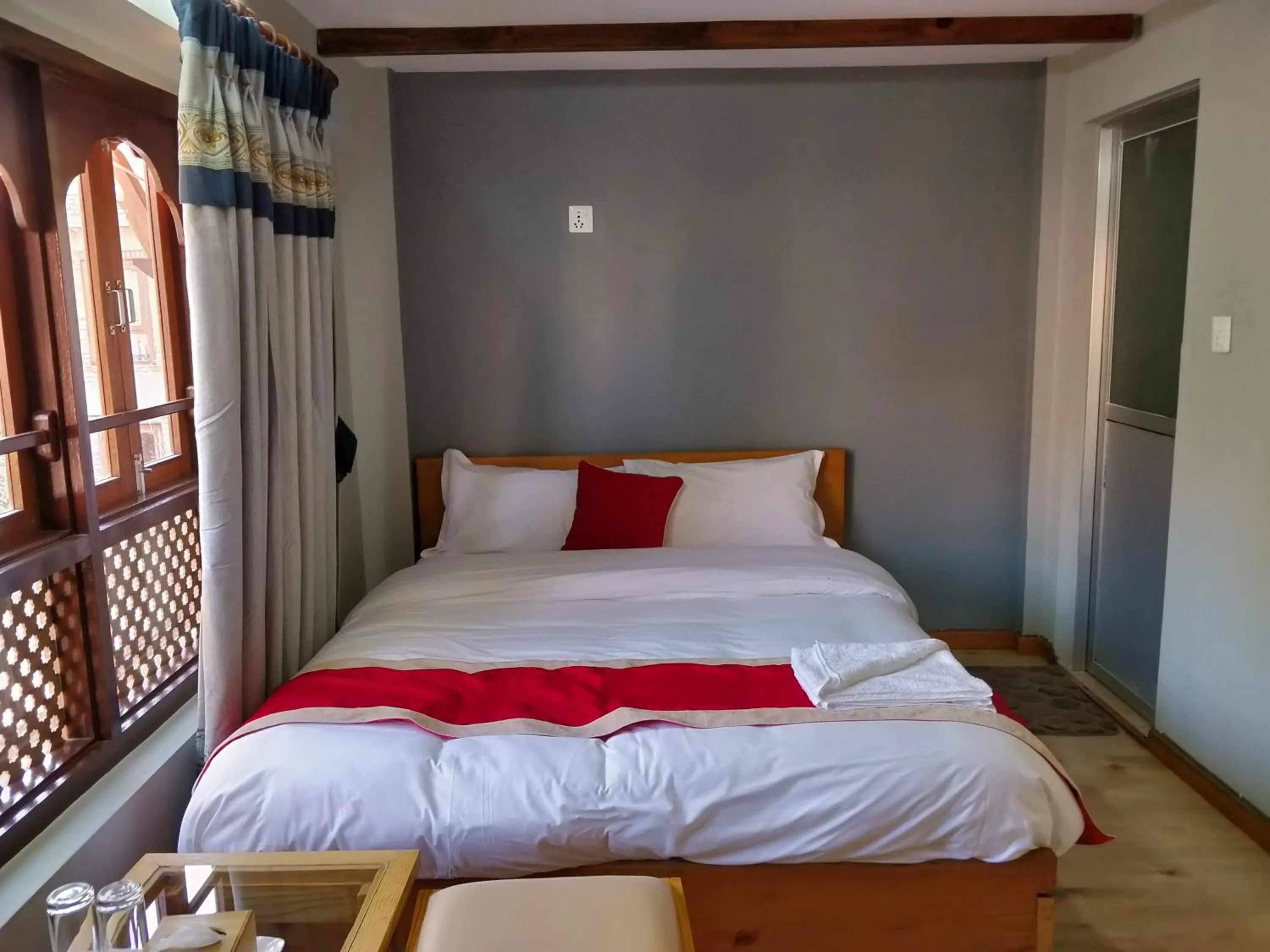 Shower, Bed in Inn Sangrahalaya