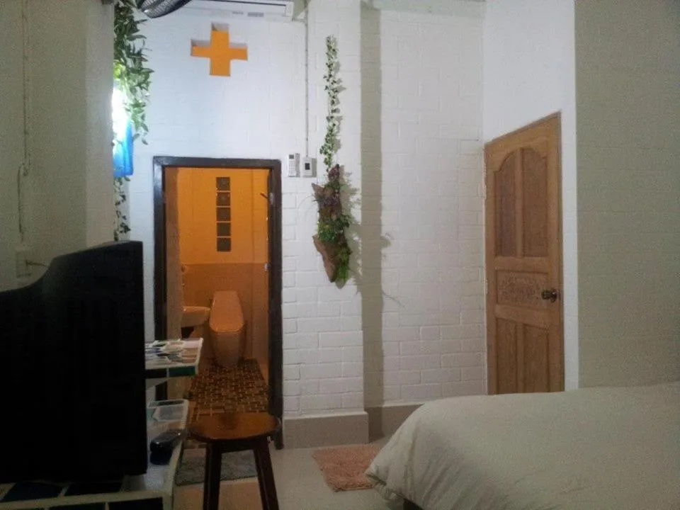 Bathroom, Bed in Banthorphan Resort