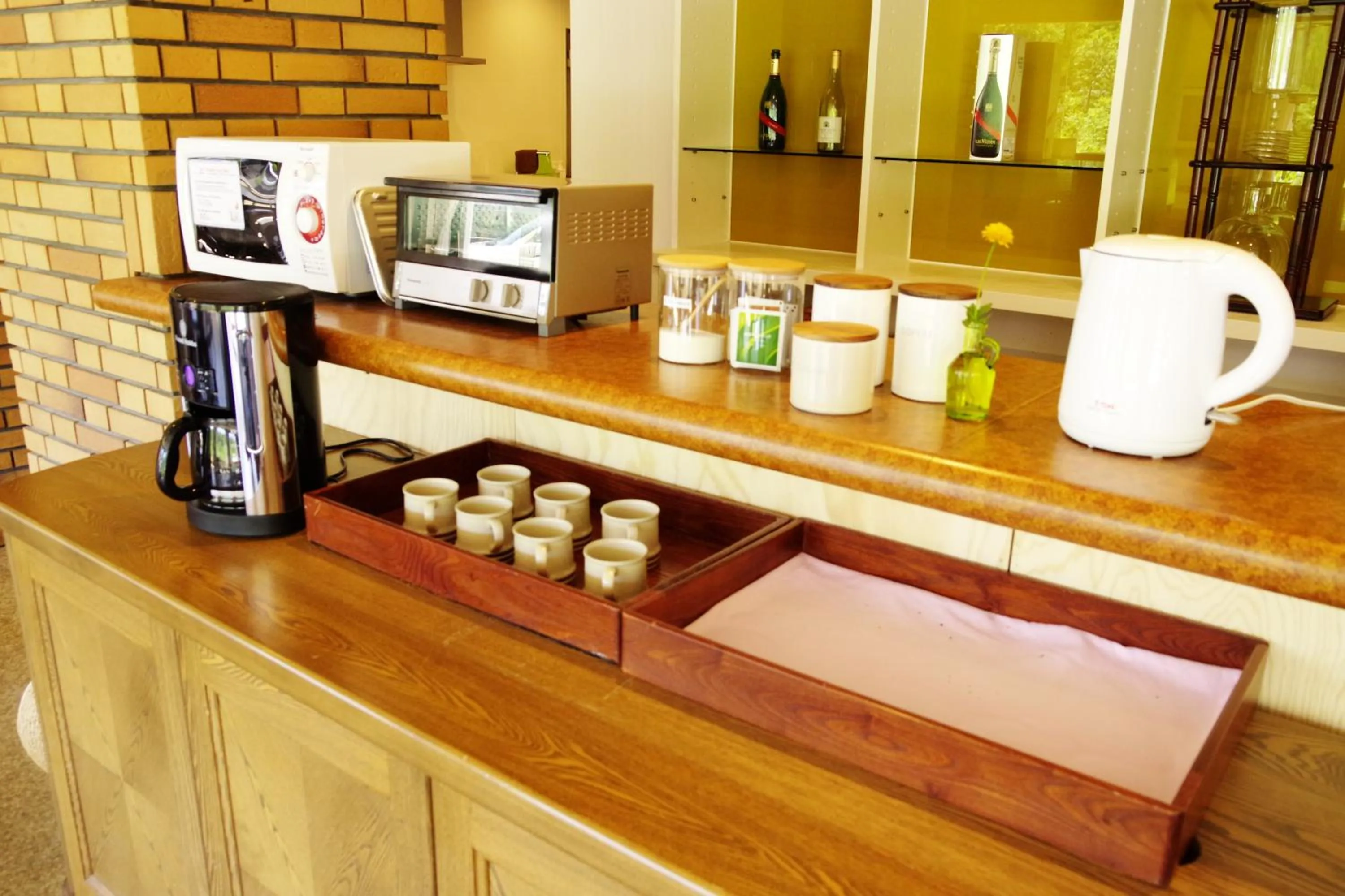 Communal lounge/ TV room in K's House Hokkaido - Asahidake Onsen Hostel