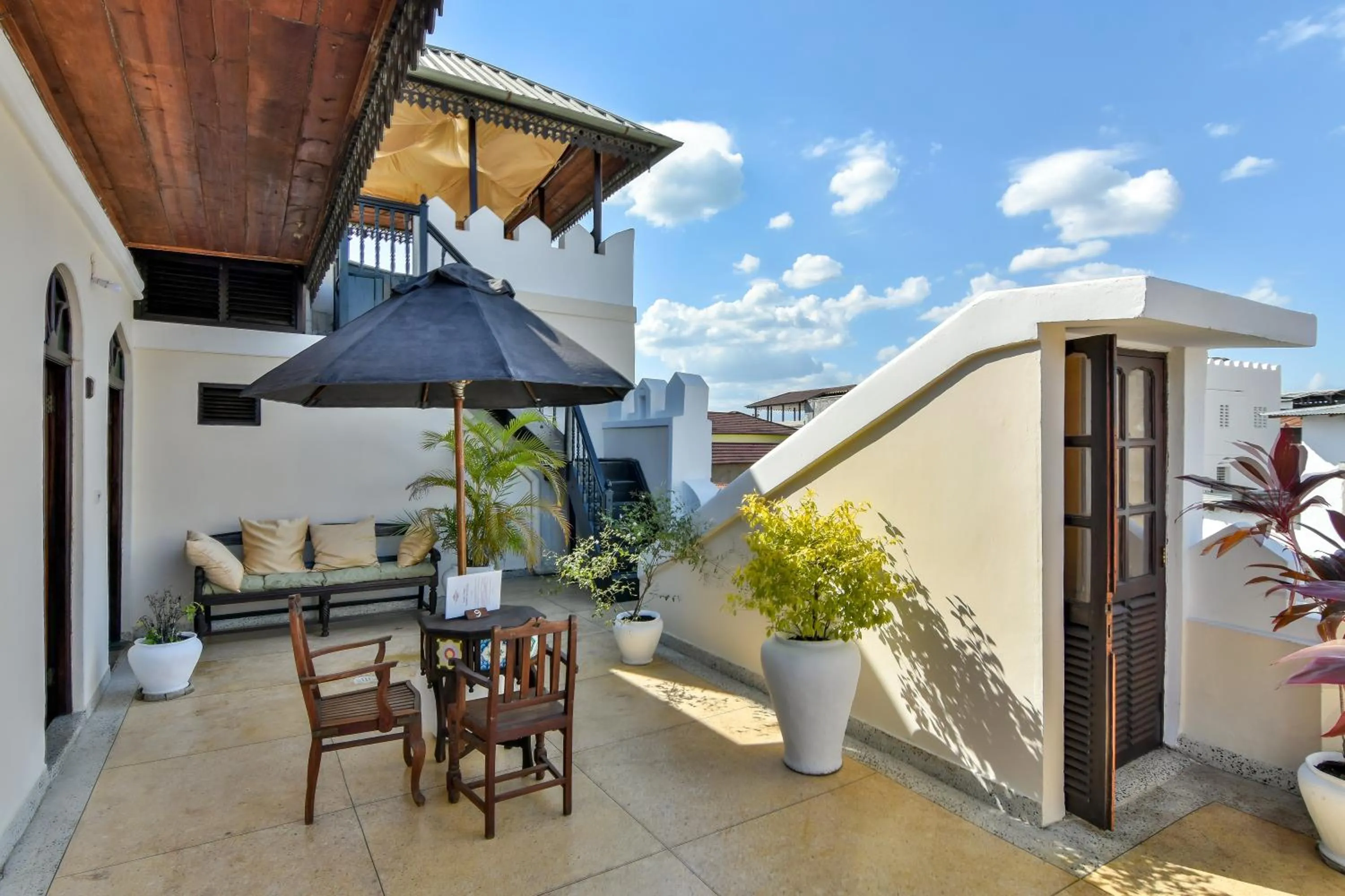 Restaurant/places to eat in Kholle House