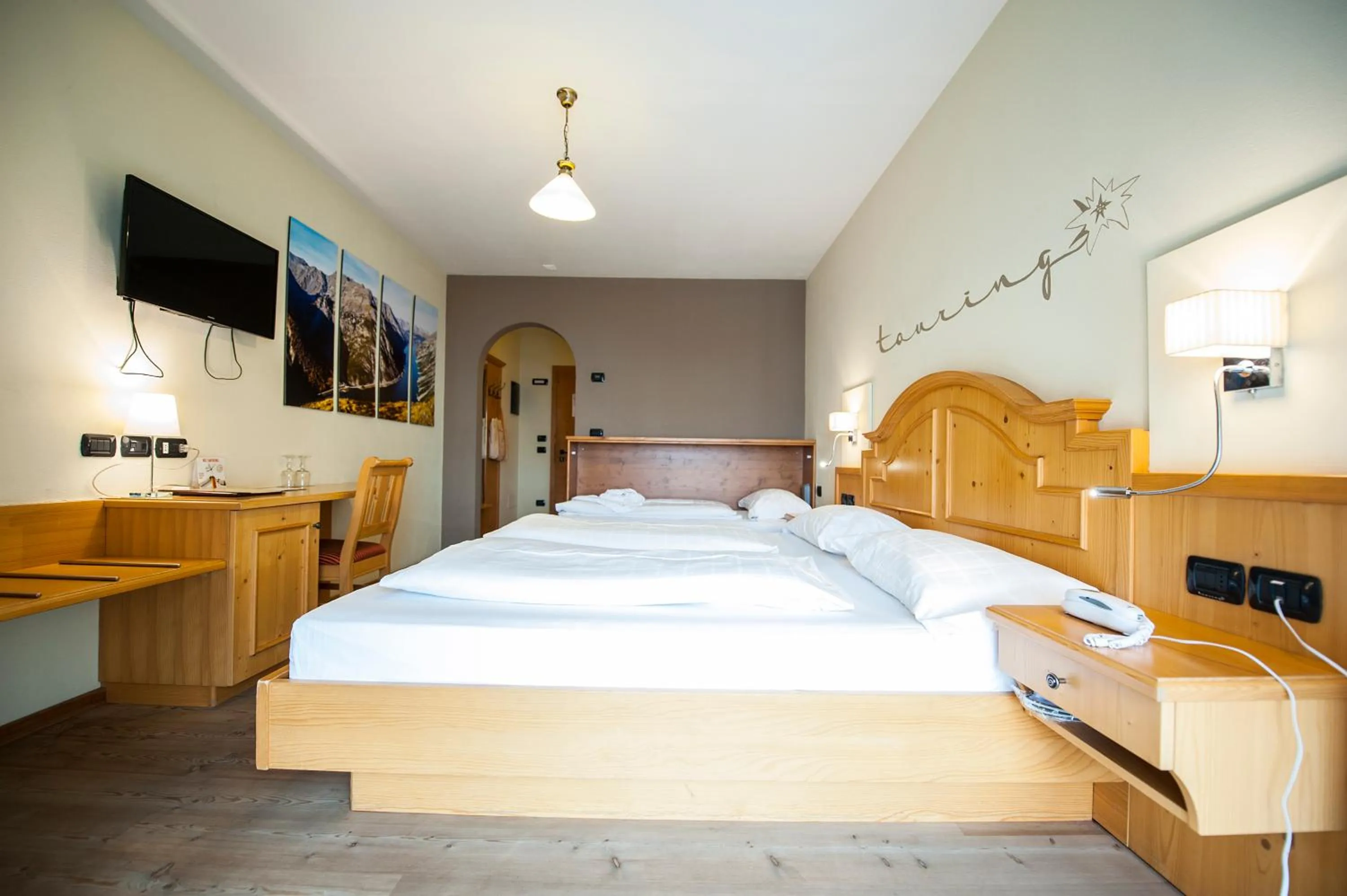 Bedroom, Bed in Hotel Touring