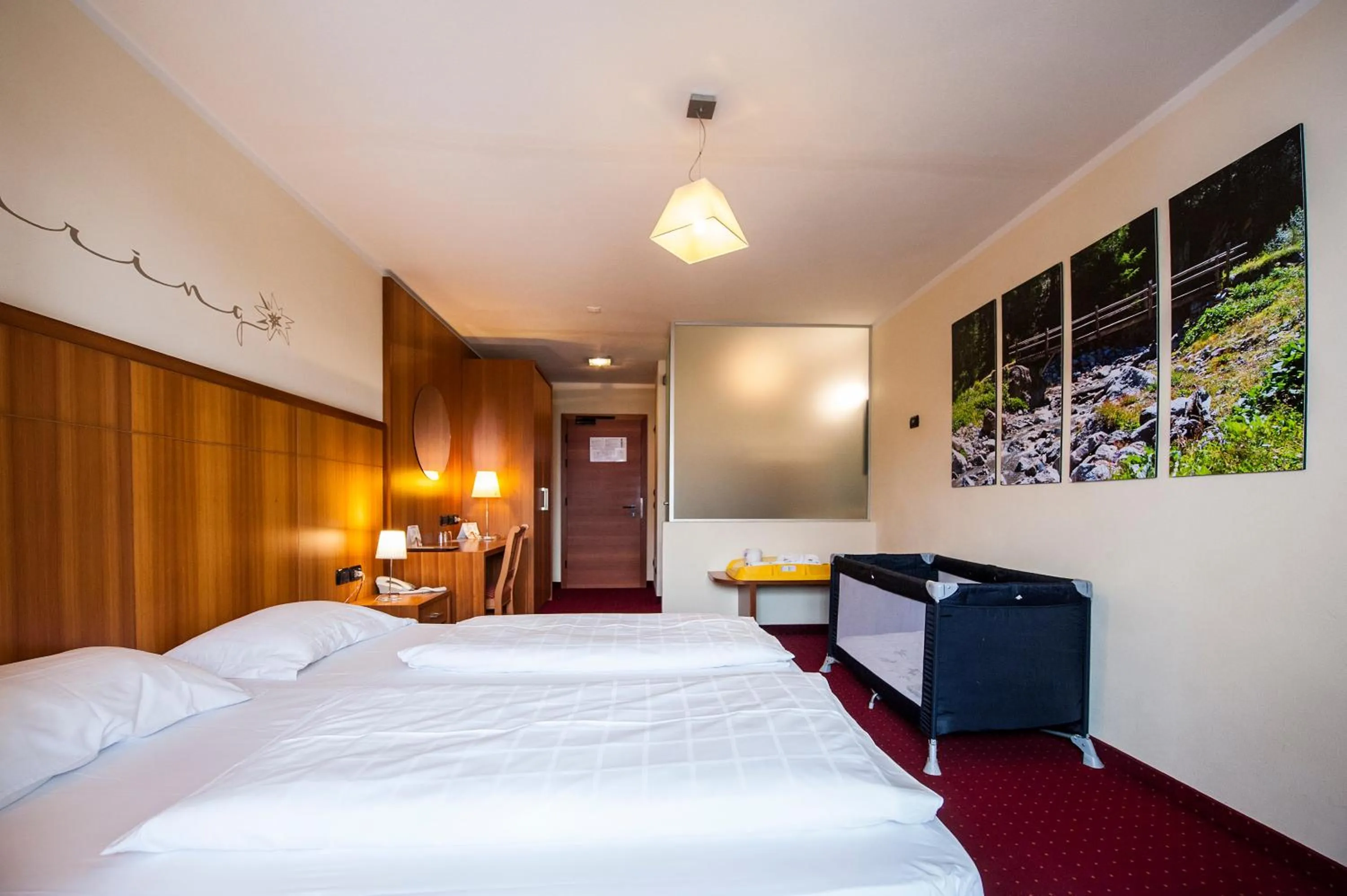 Photo of the whole room, Bed in Hotel Touring