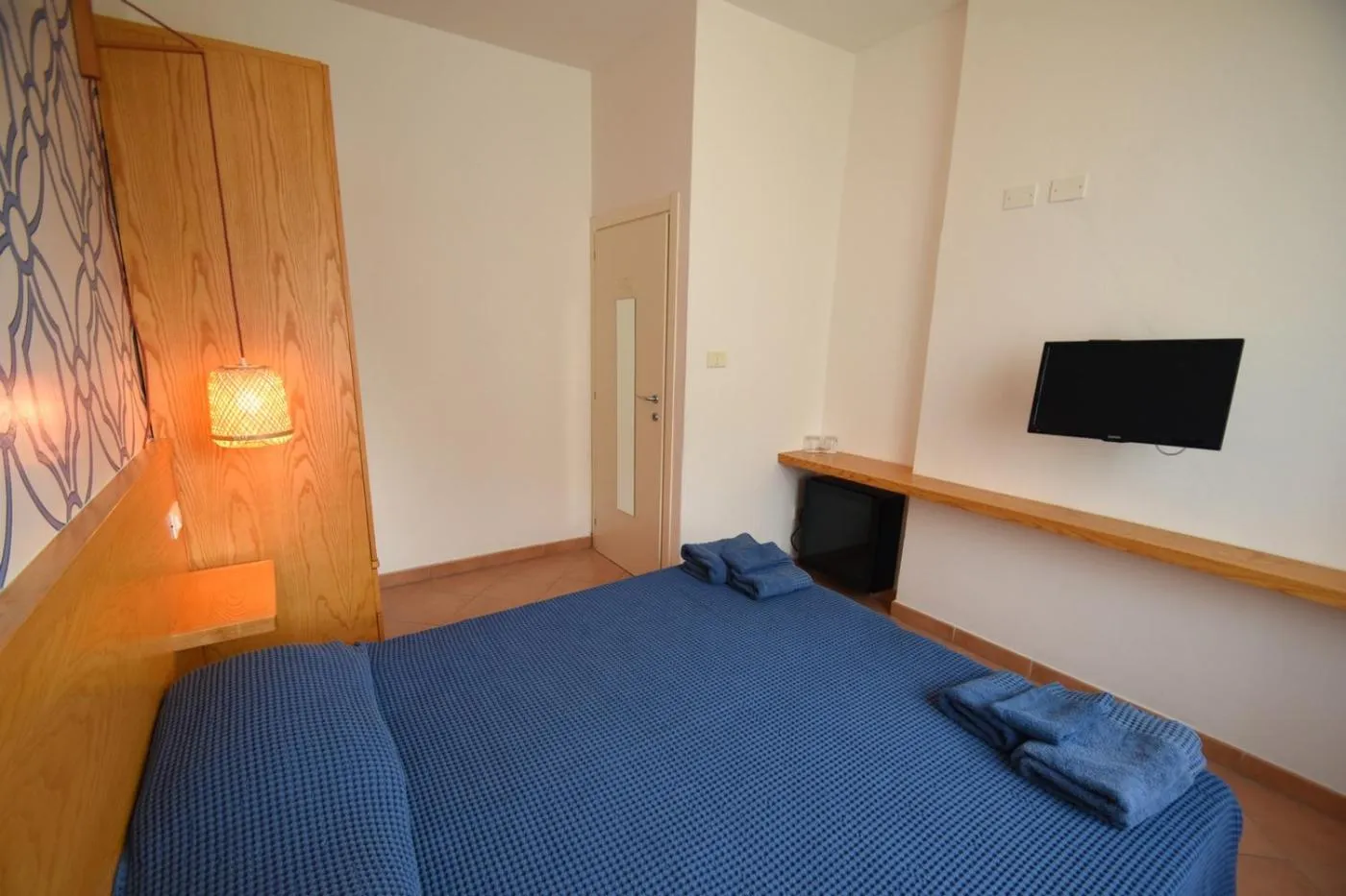 Communal lounge/ TV room in Hotel la Conchiglia