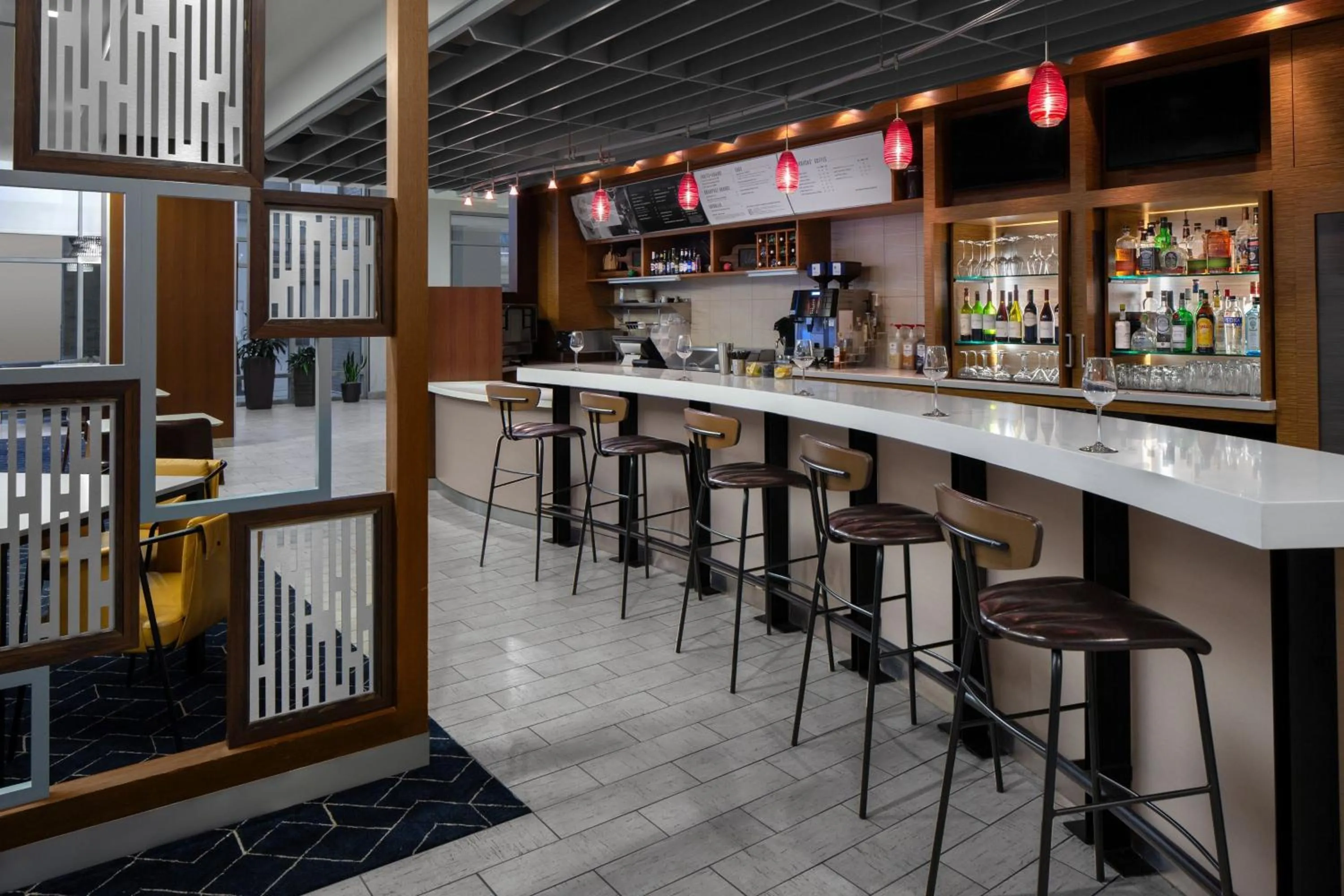 Lounge or bar in Courtyard Cleveland University Circle