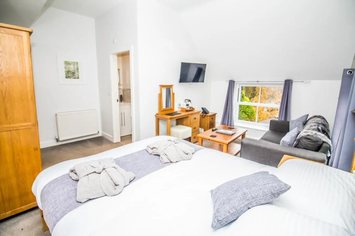 Bedroom, Bed in The Saxon Inn