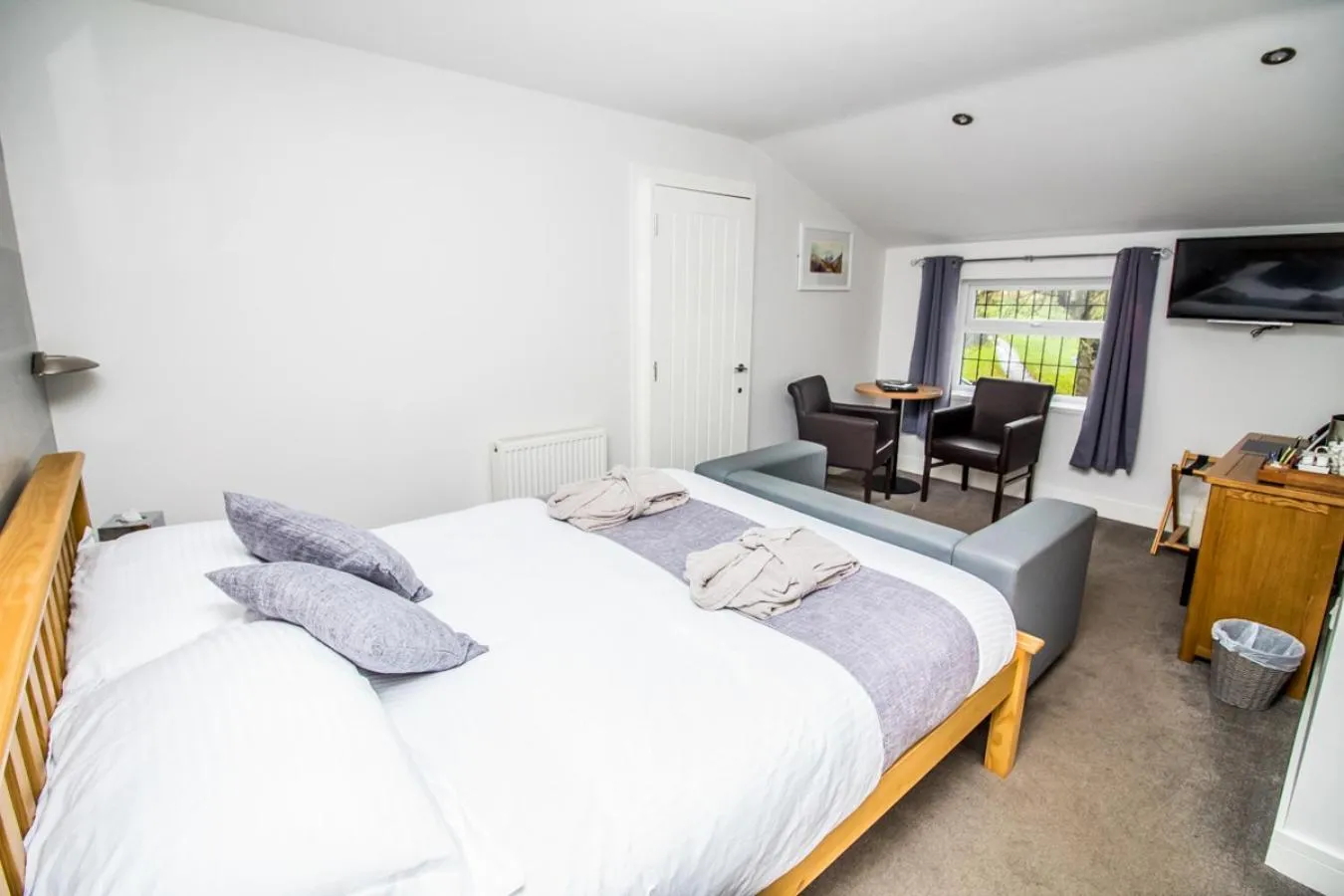 Bedroom, Bed in The Saxon Inn