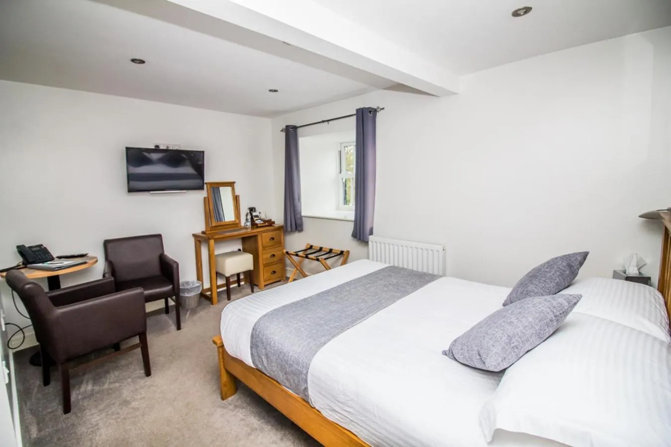 Bedroom, Bed in The Saxon Inn