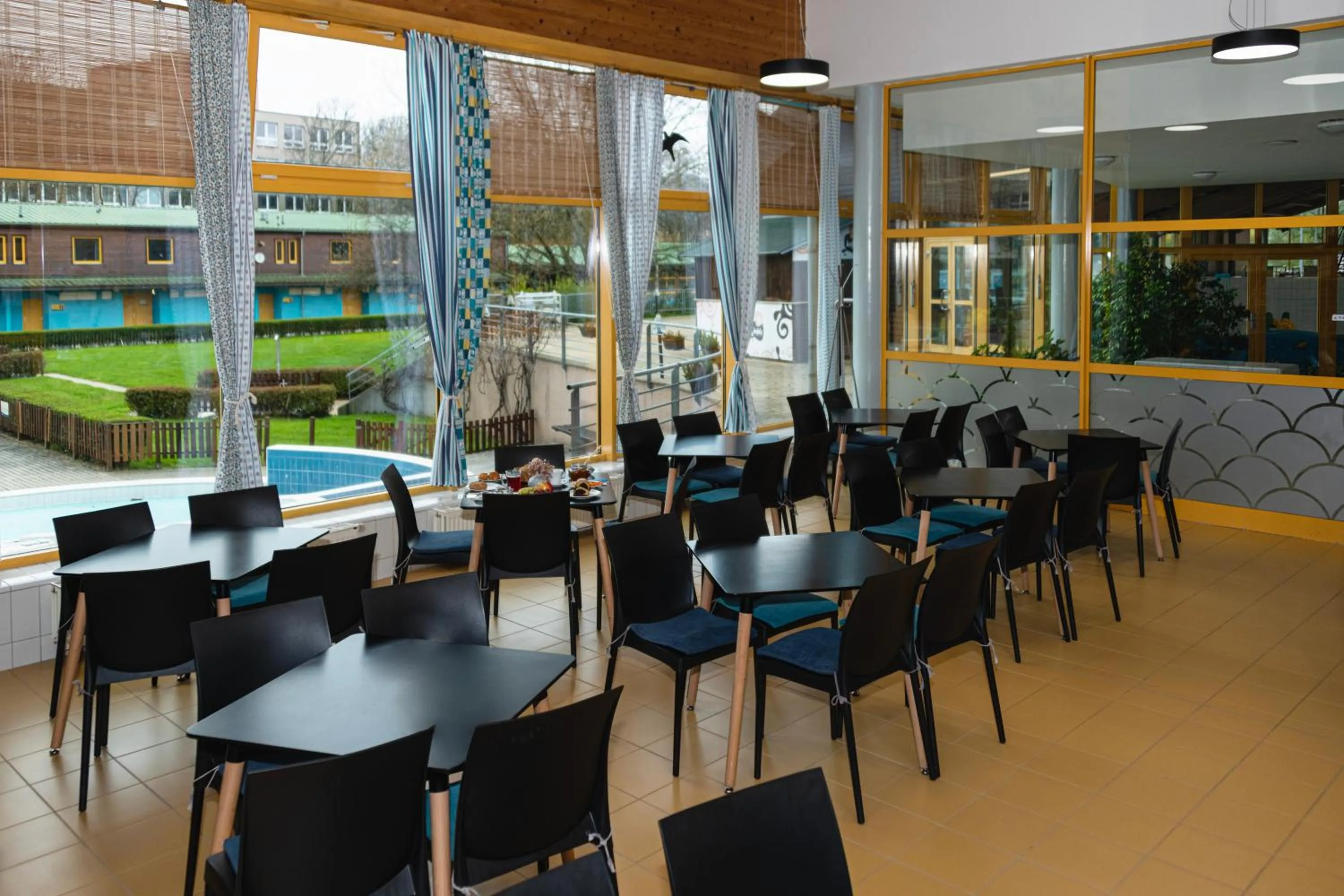 Restaurant/places to eat in Aqua Hotel