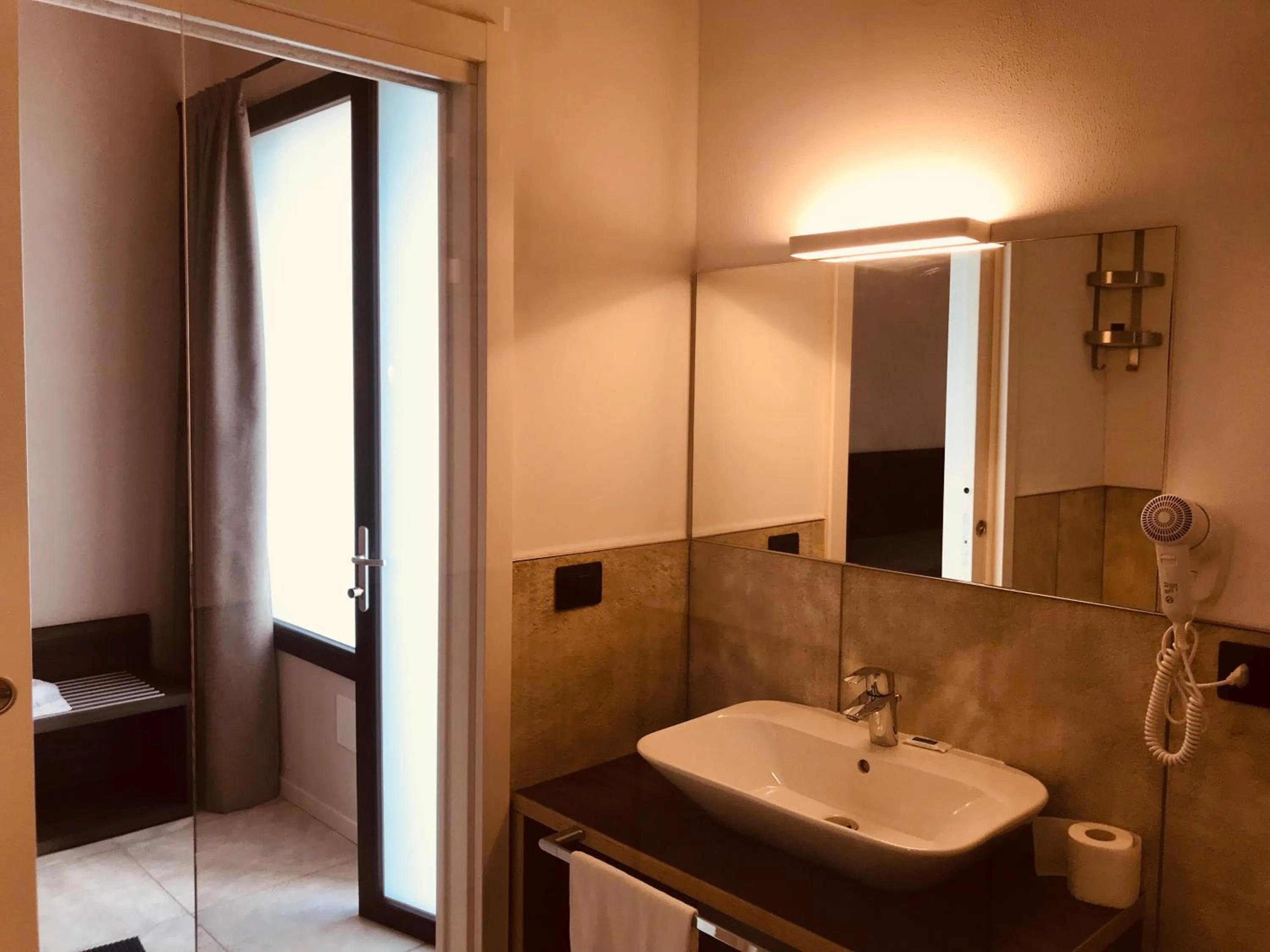 Bathroom in taverna napoleone