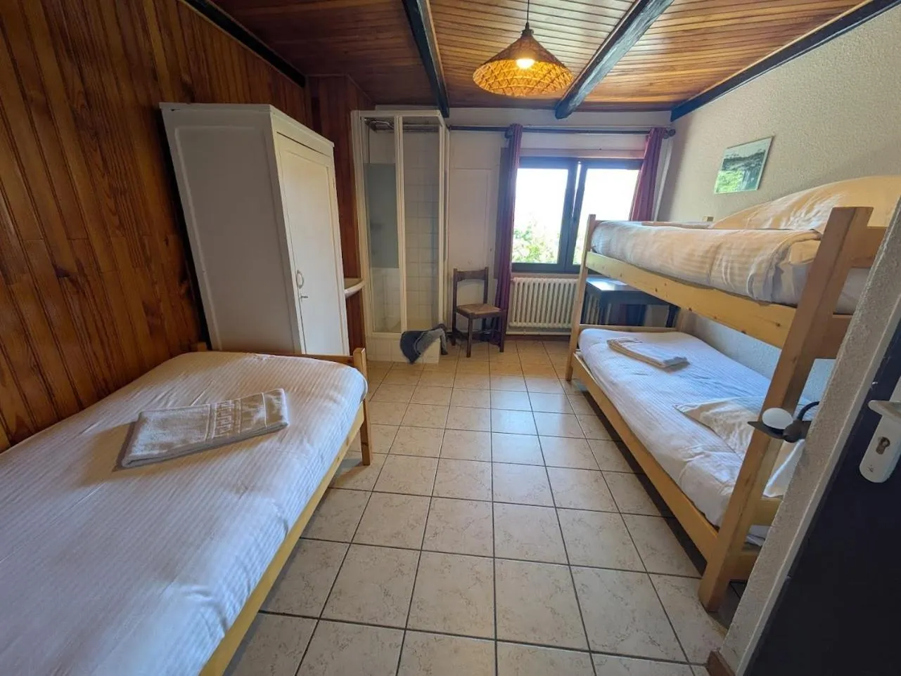 Shower, Bed in Auberge de Pra-Loup