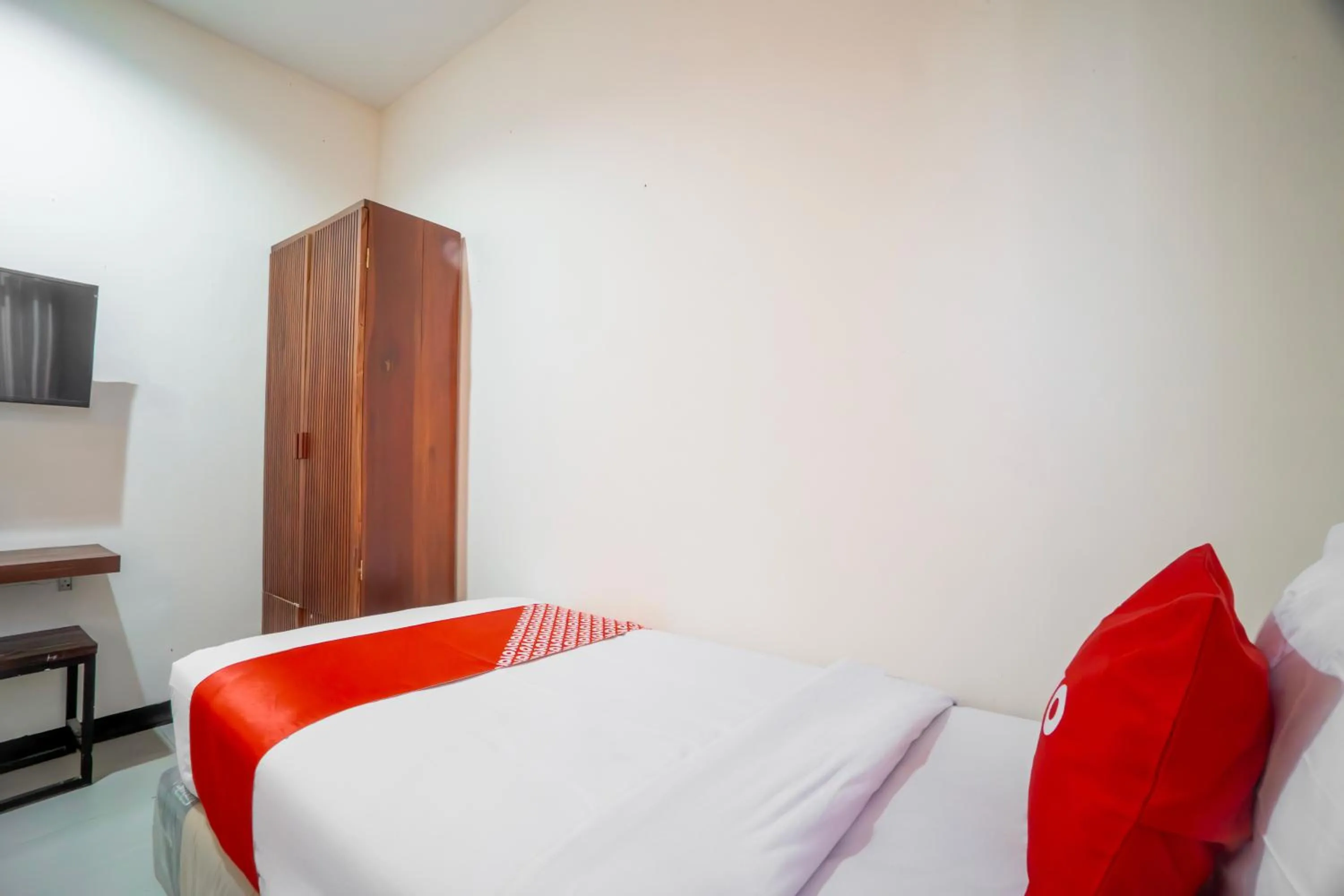 Bedroom, Bed in Hotel O Genteng Near Genteng Market Formerly Uno Hotel