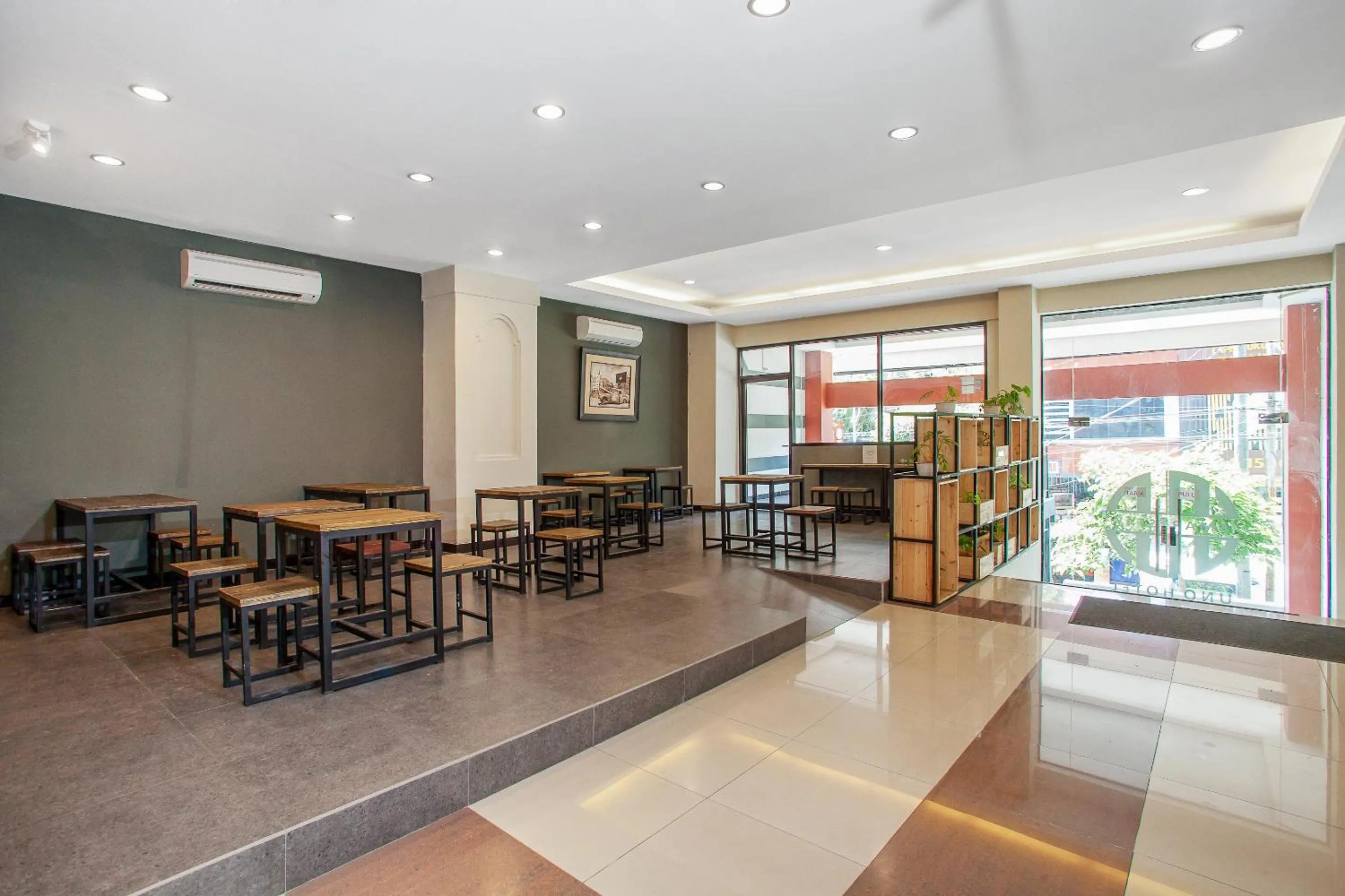 Restaurant/places to eat in Hotel O Genteng Near Genteng Market Formerly Uno Hotel