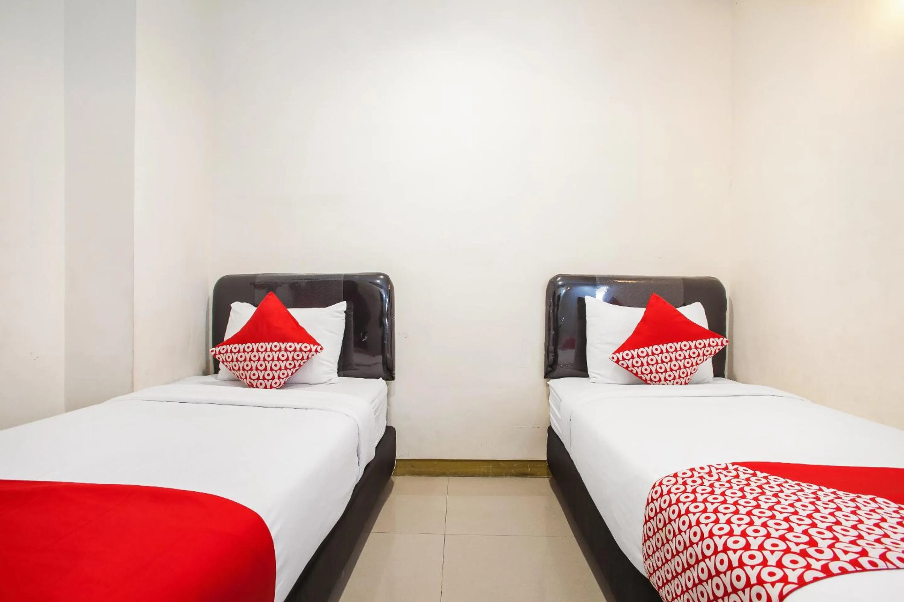 Bedroom, Bed in Hotel O Genteng Near Genteng Market Formerly Uno Hotel