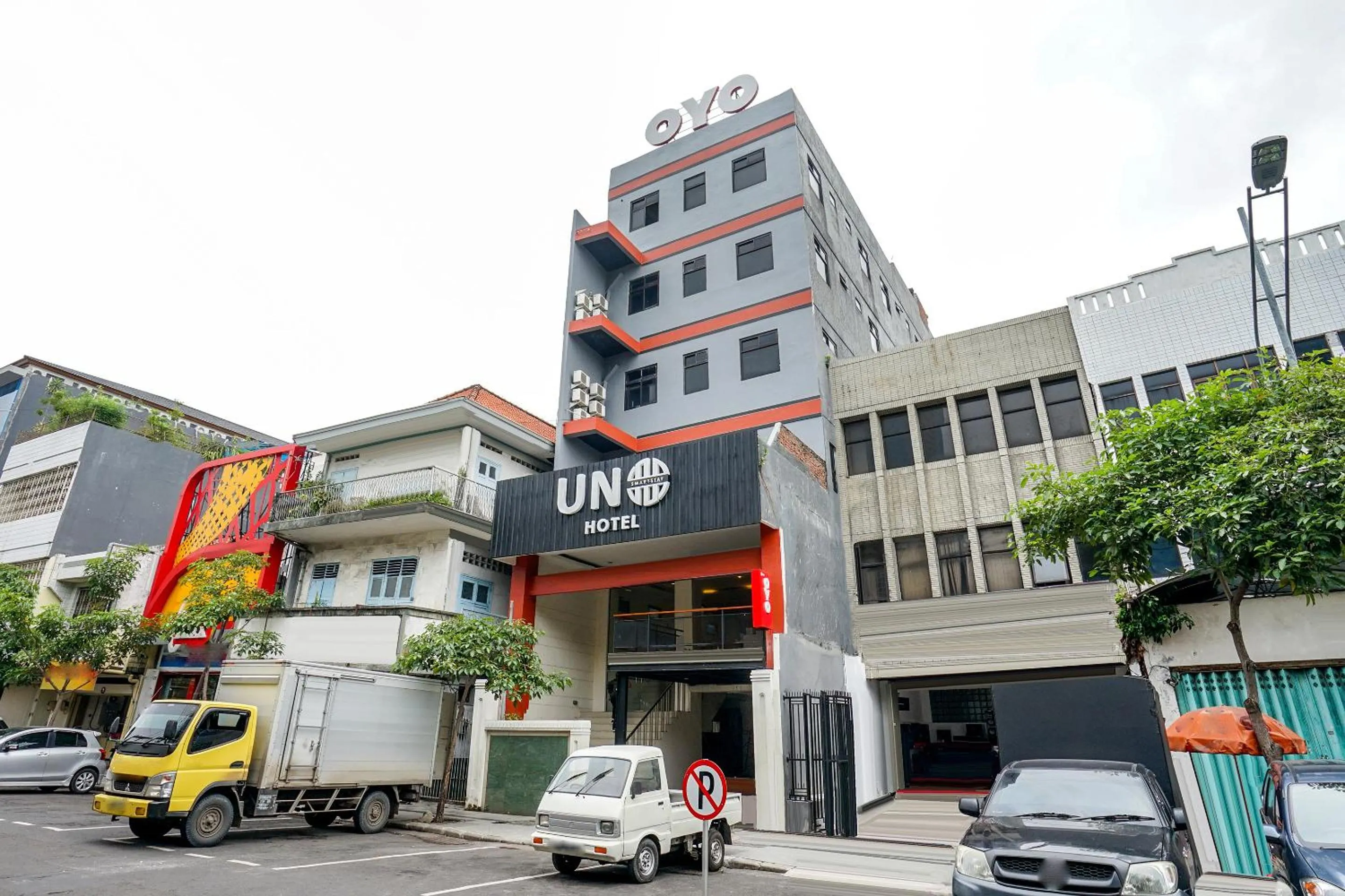 Property building in Hotel O Genteng Near Genteng Market Formerly Uno Hotel
