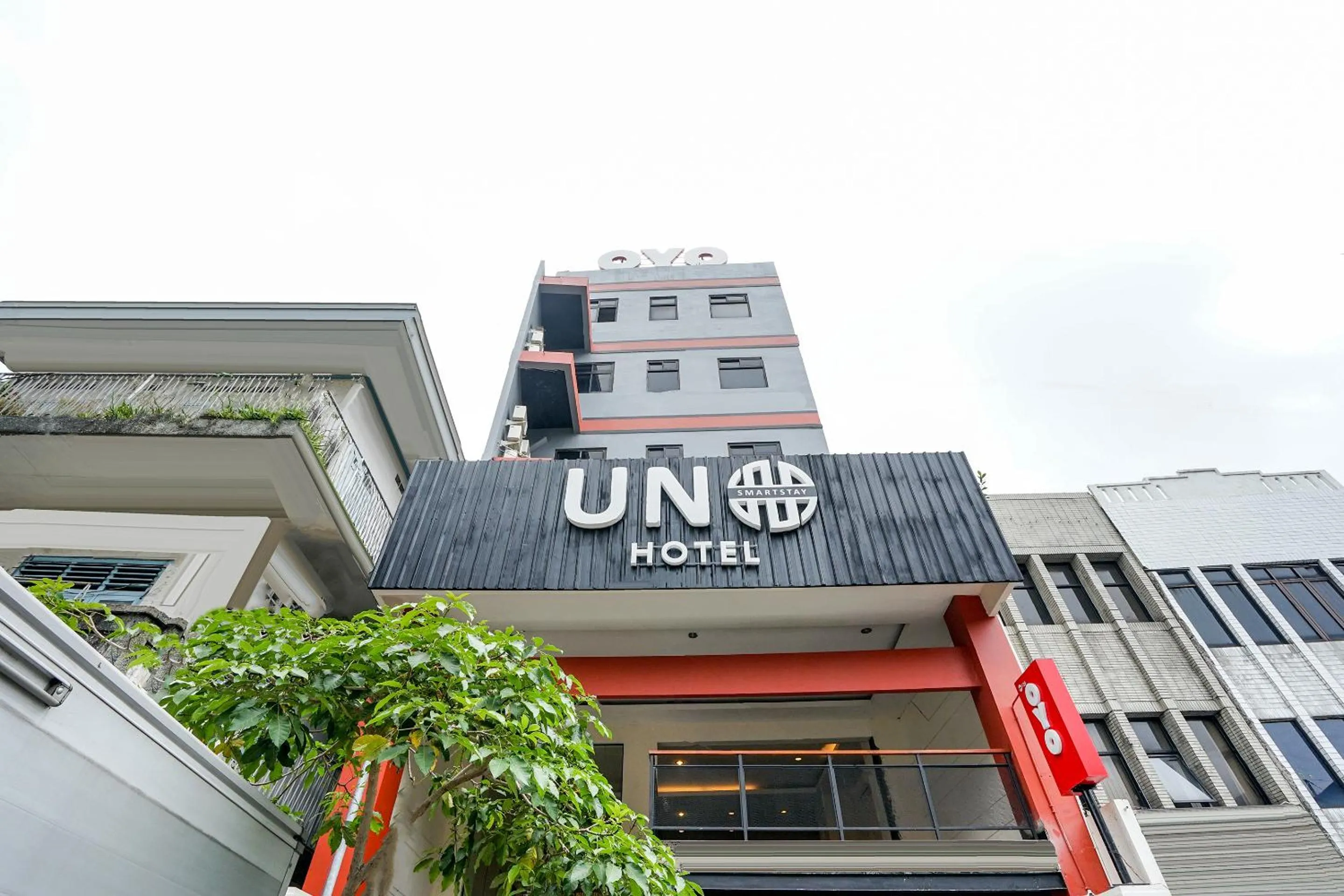 Property building in Hotel O Genteng Near Genteng Market Formerly Uno Hotel
