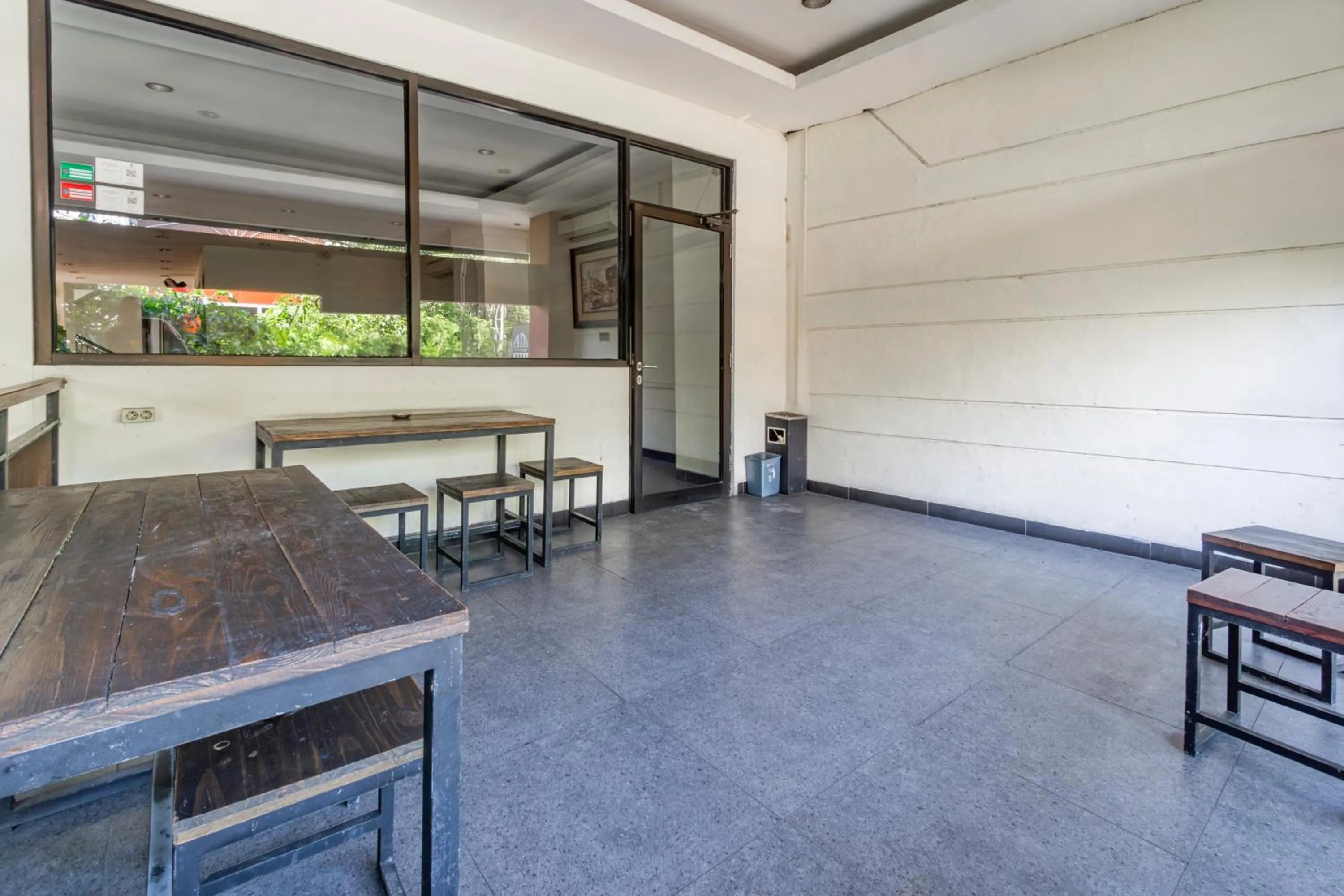 Seating area in Hotel O Genteng Near Genteng Market Formerly Uno Hotel