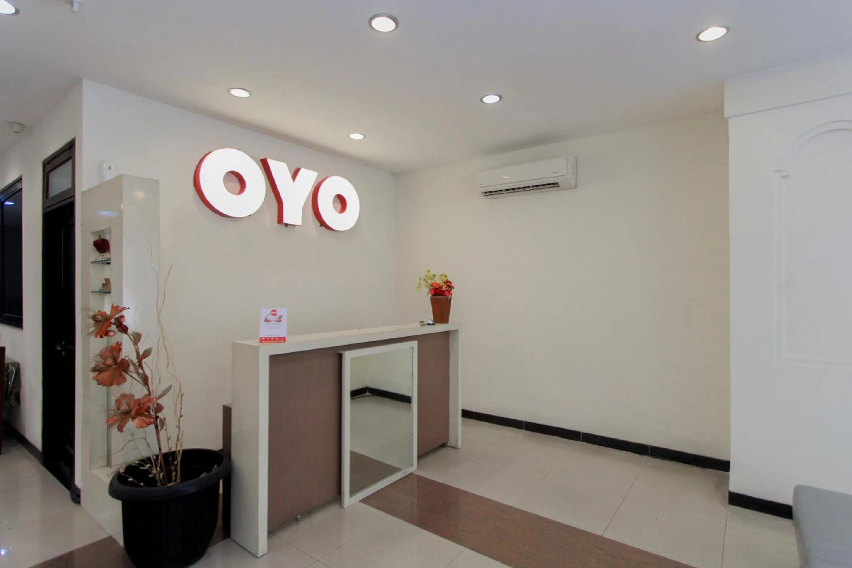 Lobby or reception in Hotel O Genteng Near Genteng Market Formerly Uno Hotel