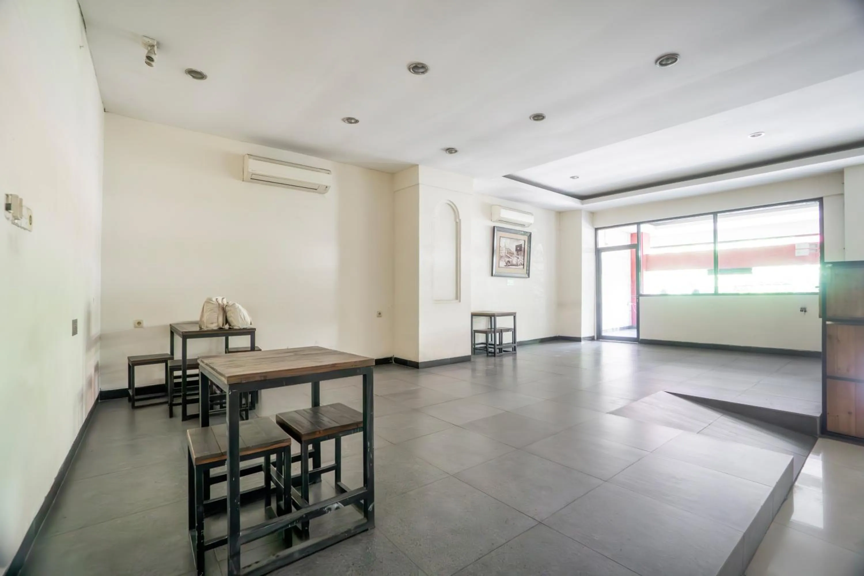 Lobby or reception in Hotel O Genteng Near Genteng Market Formerly Uno Hotel