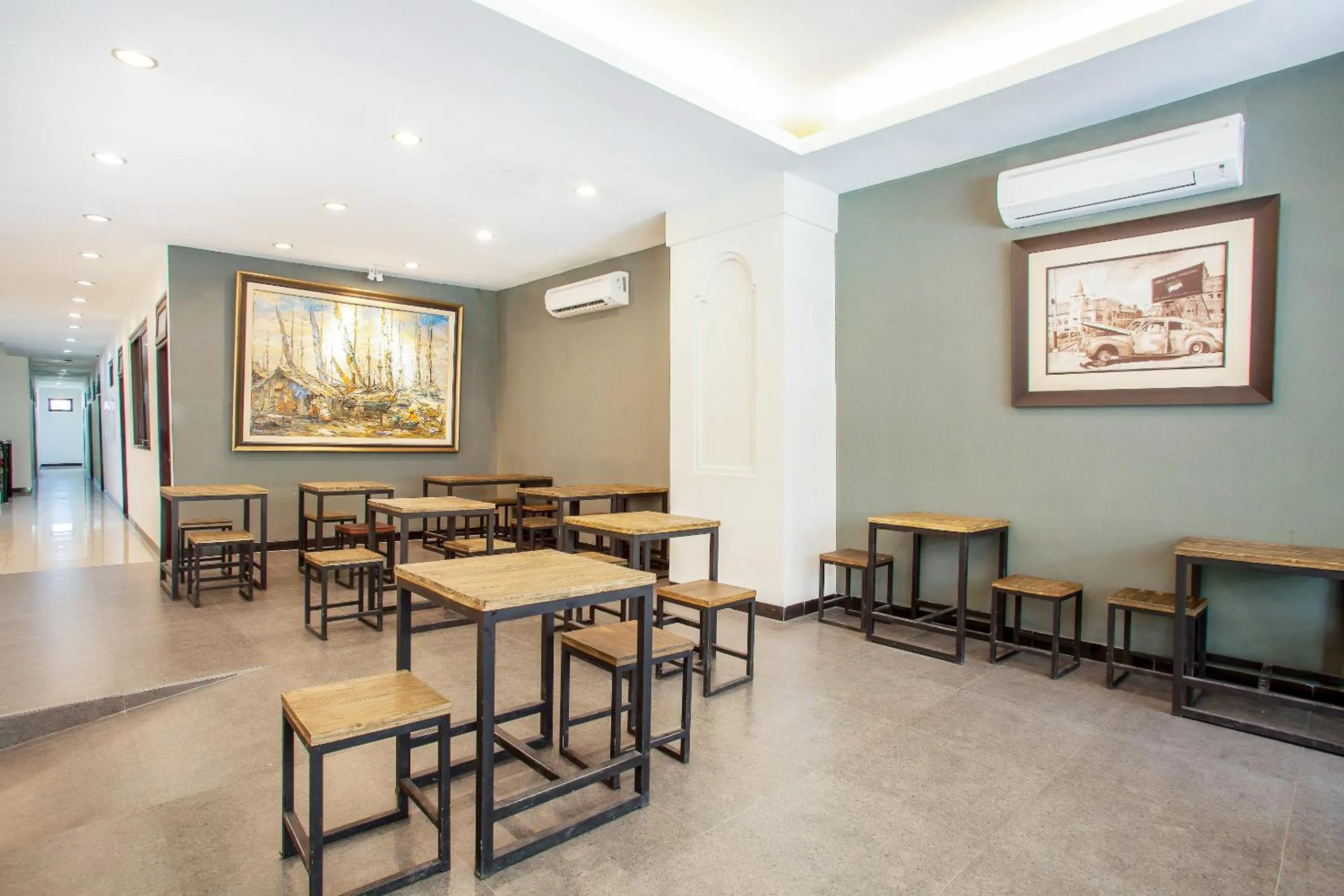 Restaurant/places to eat in Hotel O Genteng Near Genteng Market Formerly Uno Hotel