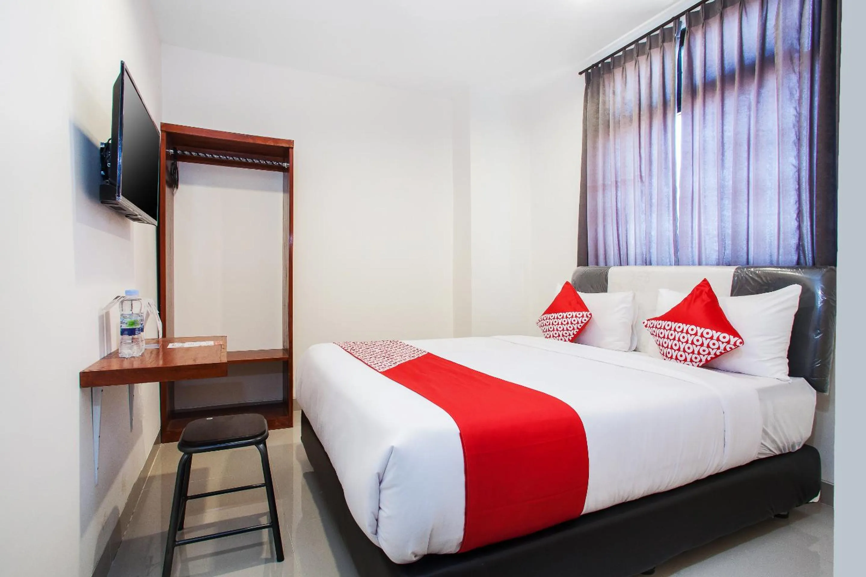 Bedroom, Bed in Hotel O Genteng Near Genteng Market Formerly Uno Hotel