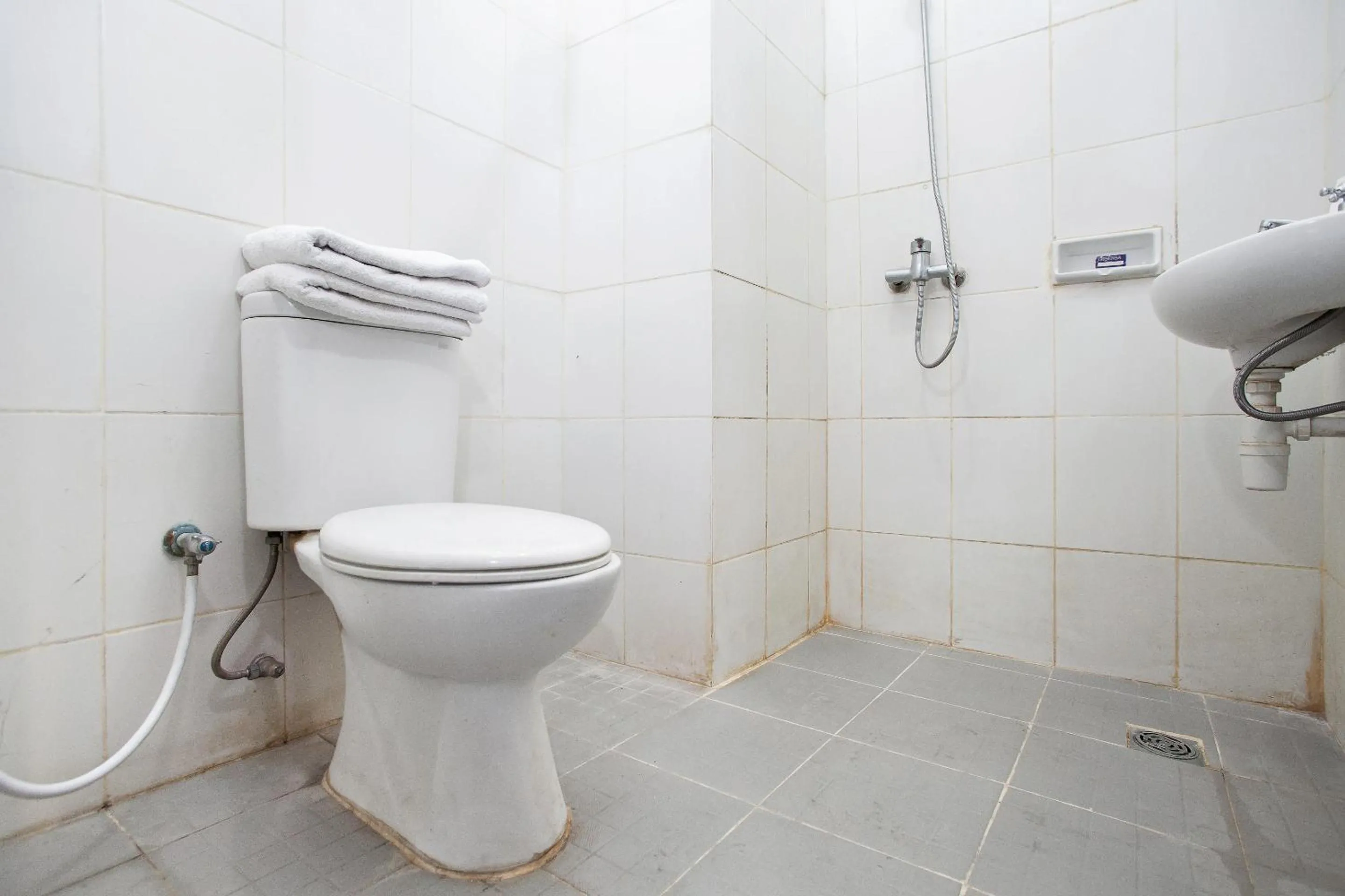 Bathroom in Hotel O Genteng Near Genteng Market Formerly Uno Hotel