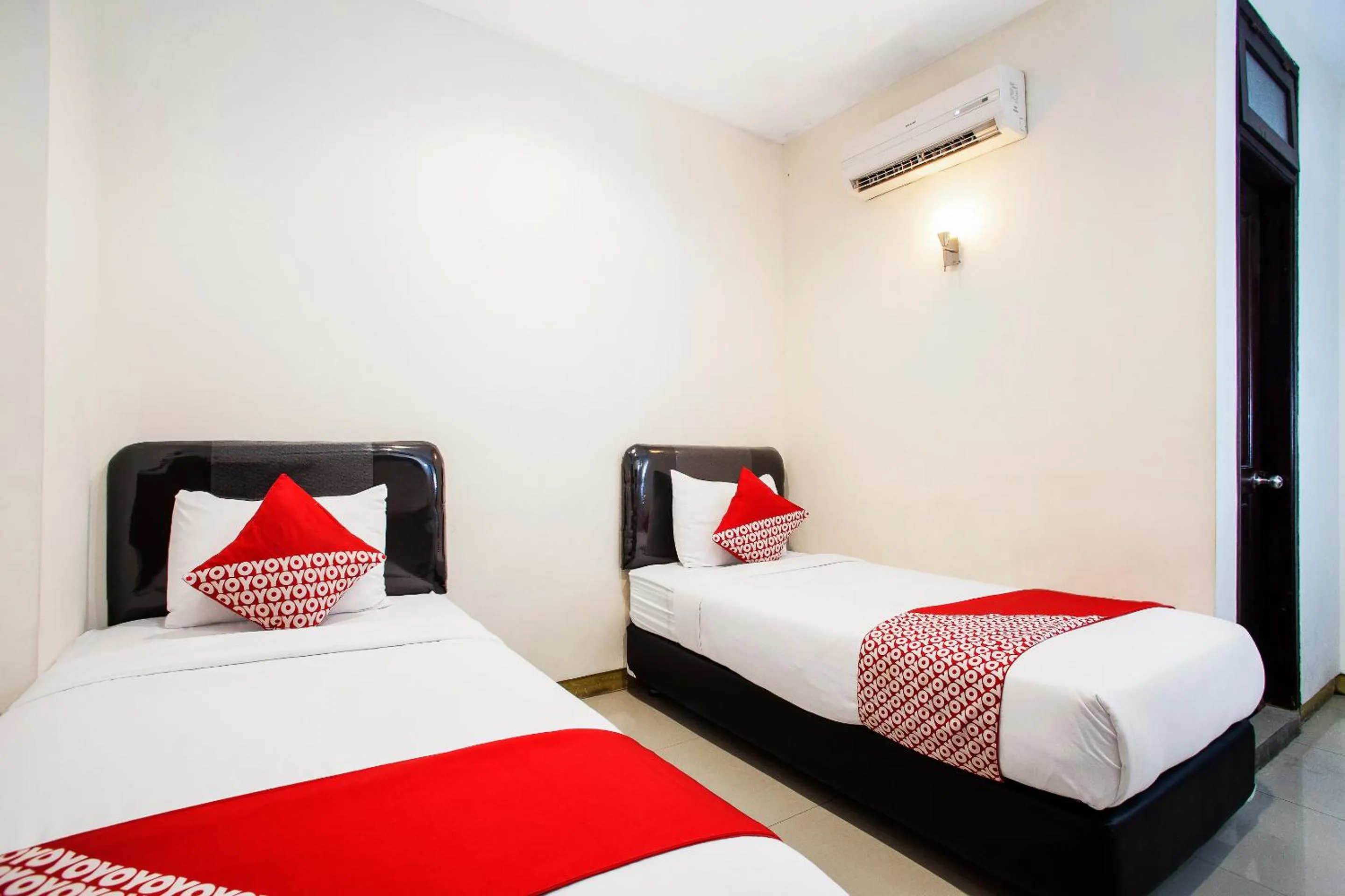 Bedroom, Bed in Hotel O Genteng Near Genteng Market Formerly Uno Hotel