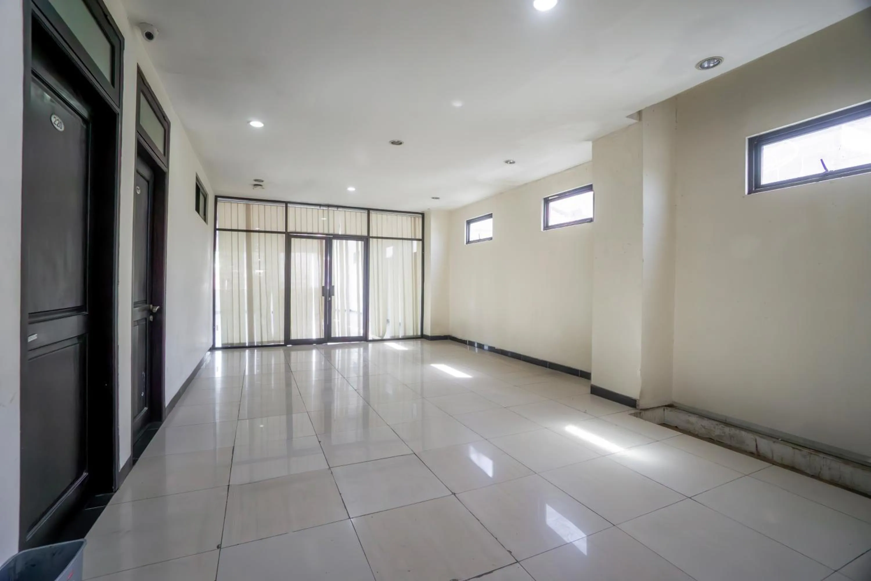 Lobby or reception in Hotel O Genteng Near Genteng Market Formerly Uno Hotel