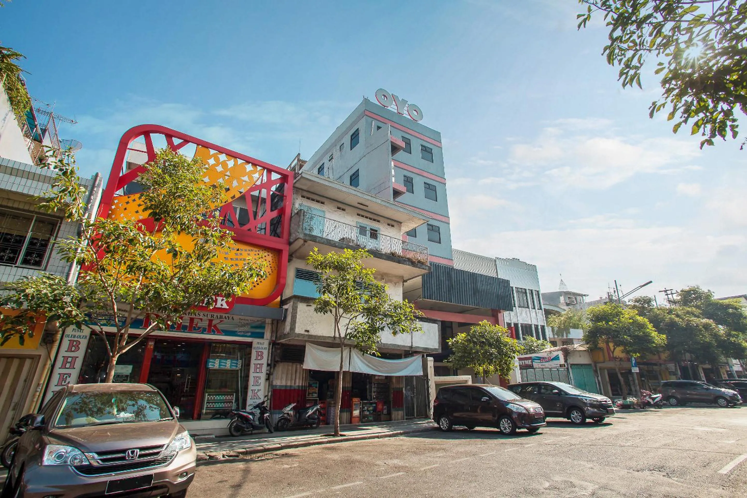Property building in Hotel O Genteng Near Genteng Market Formerly Uno Hotel