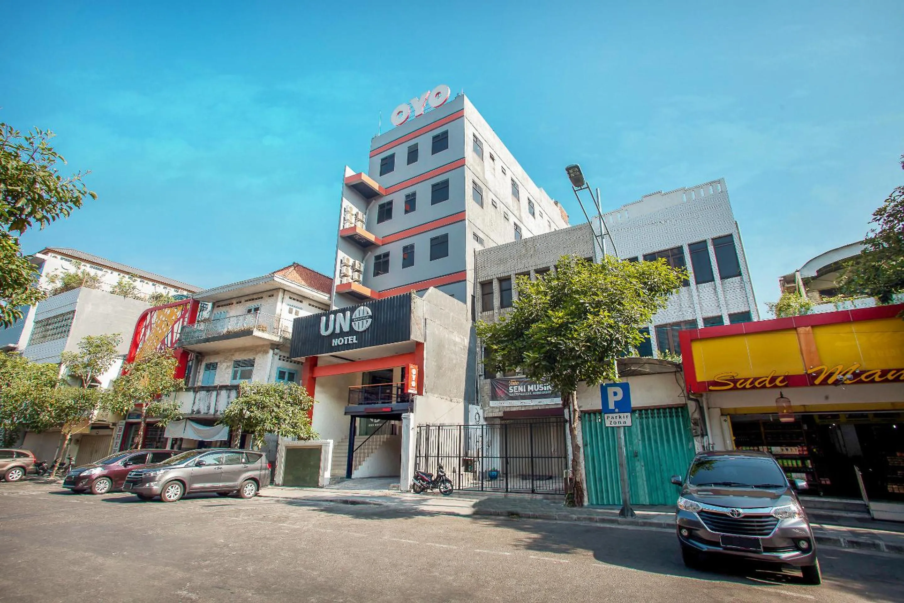 Property building in Hotel O Genteng Near Genteng Market Formerly Uno Hotel