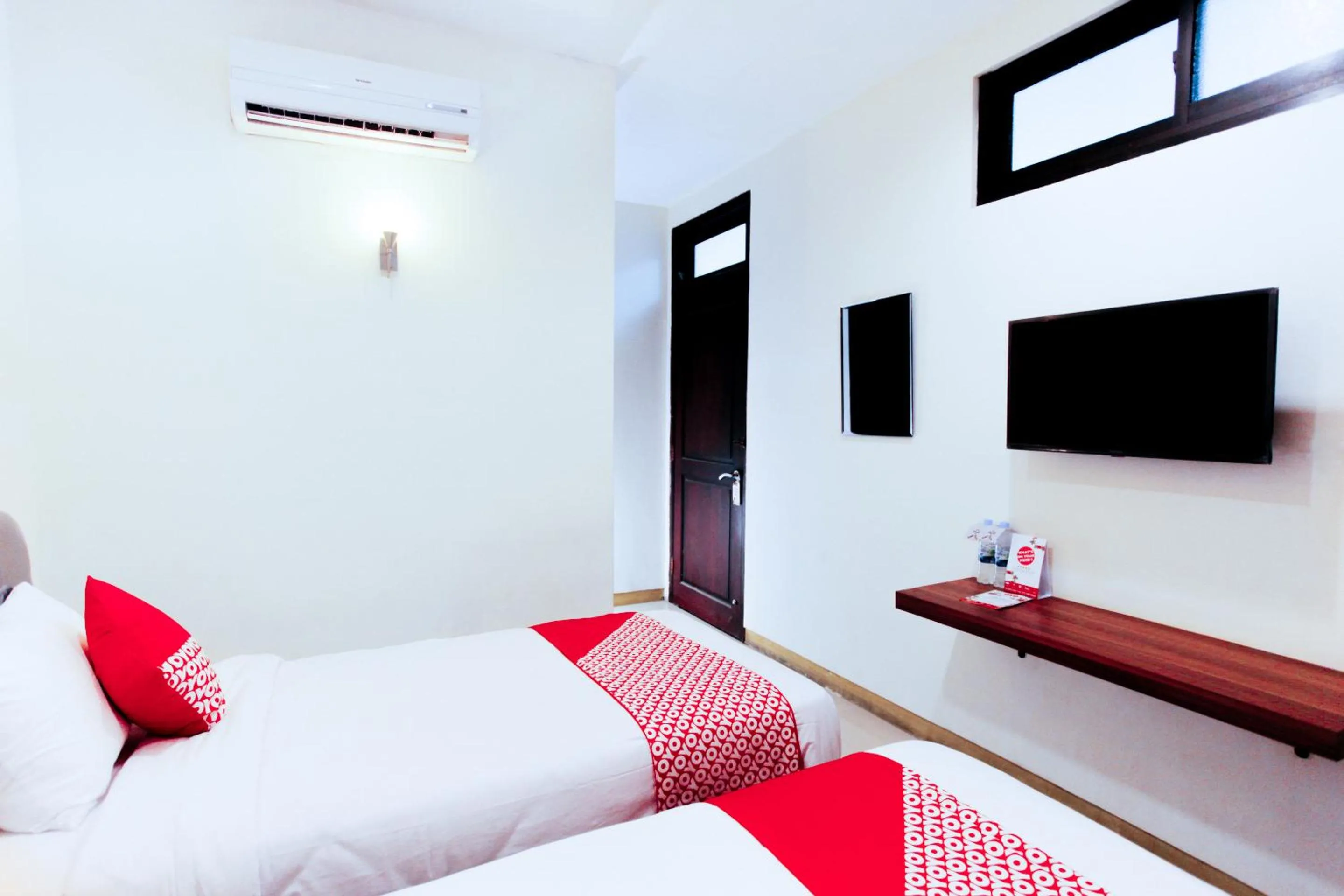 Bedroom, Bed in Hotel O Genteng Near Genteng Market Formerly Uno Hotel